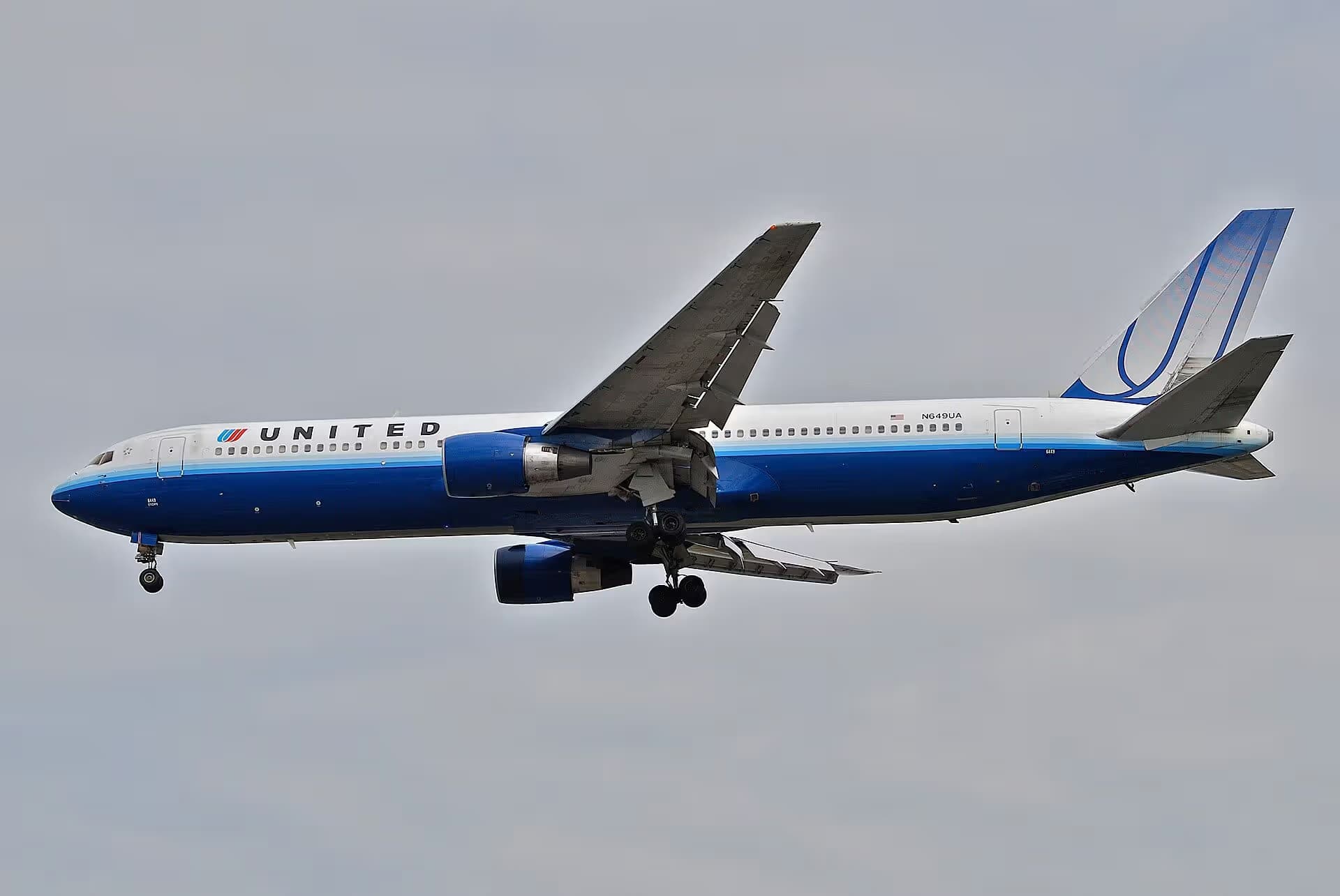 N649UA — Twin-engine aircraft