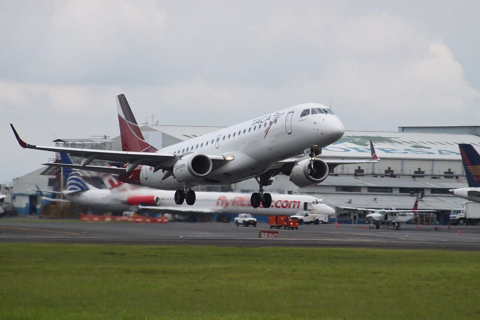 N986TA — Twin-engine aircraft