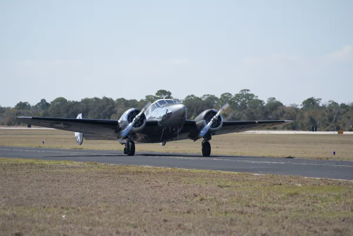 Unidentified — Twin-engine aircraft