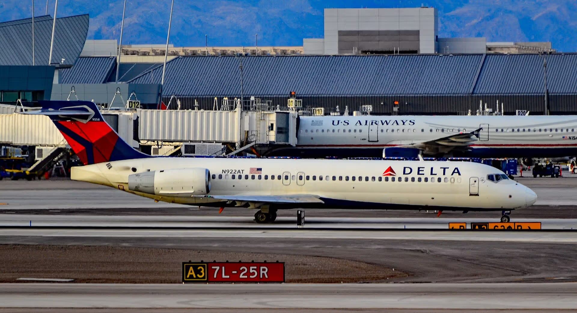 N922AT — Twin-engine aircraft