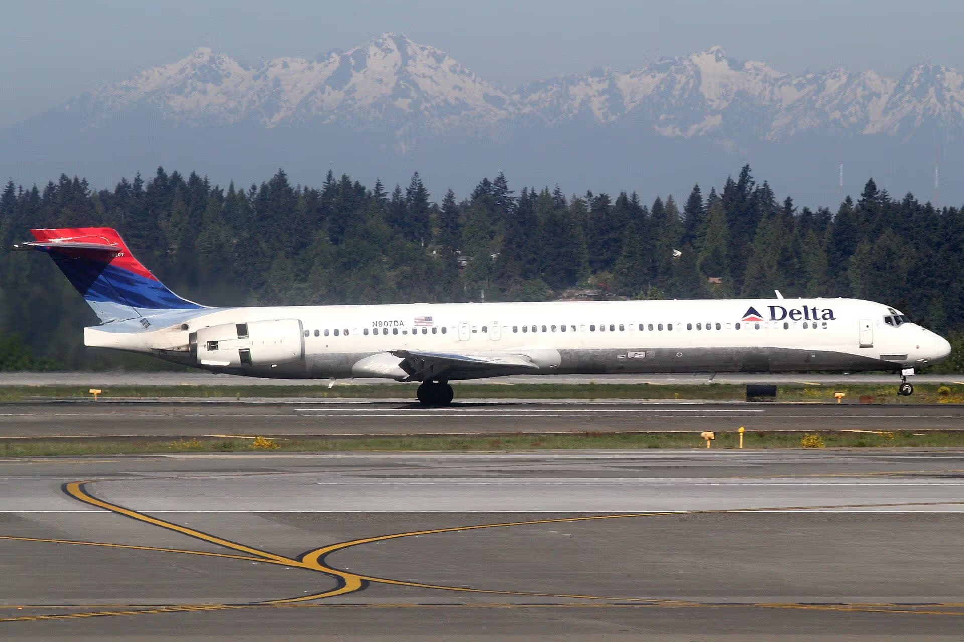 N907DA — Twin-engine aircraft