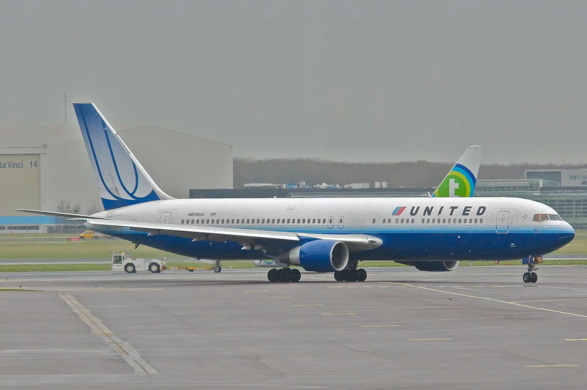 N659UA — Twin-engine aircraft