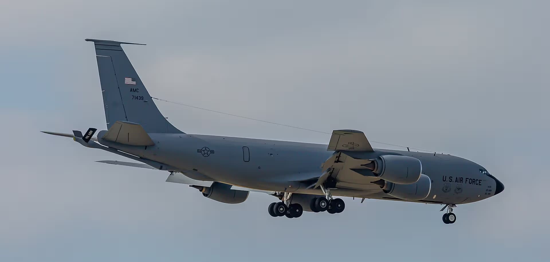 Unidentified — Twin-engine aircraft