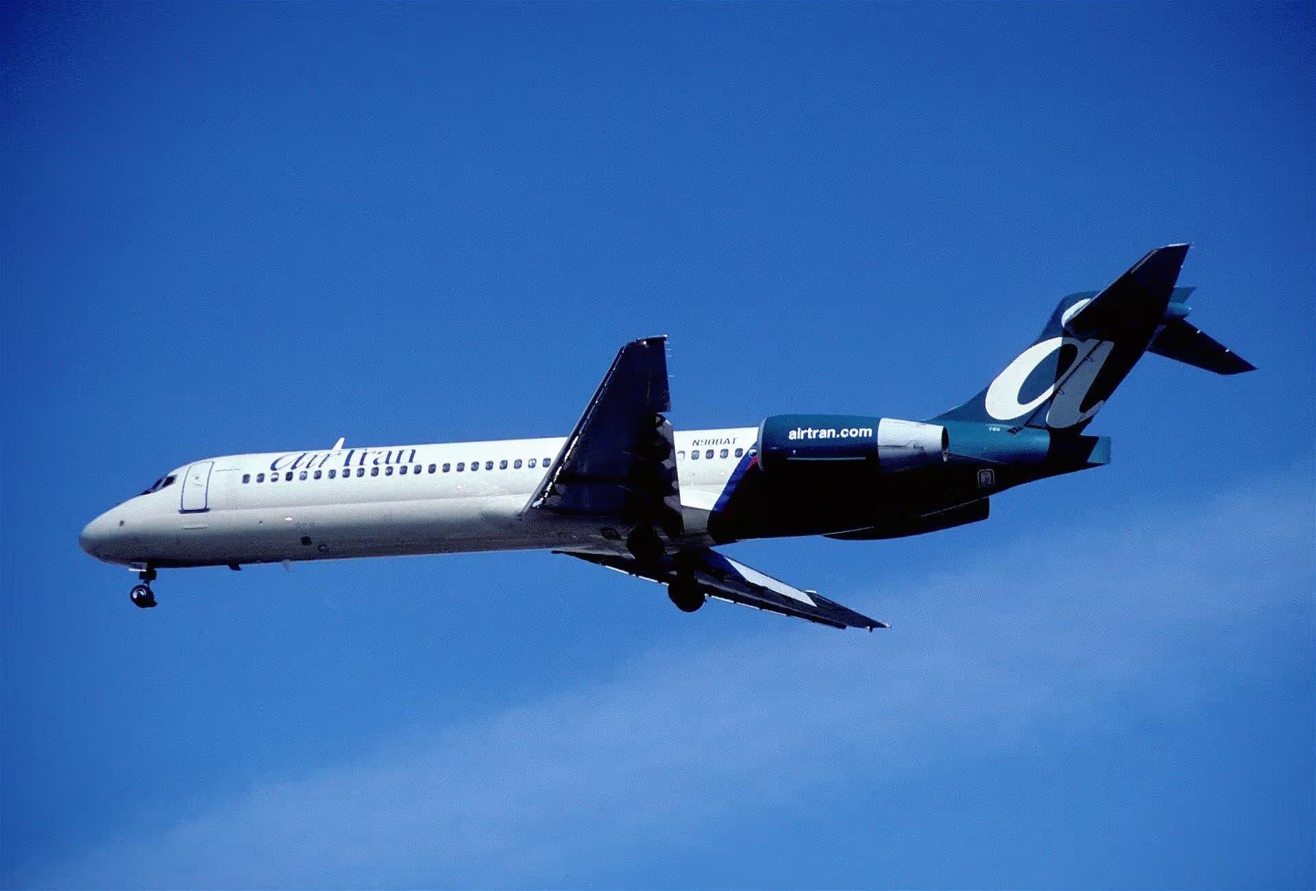 N988AT — Twin-engine aircraft