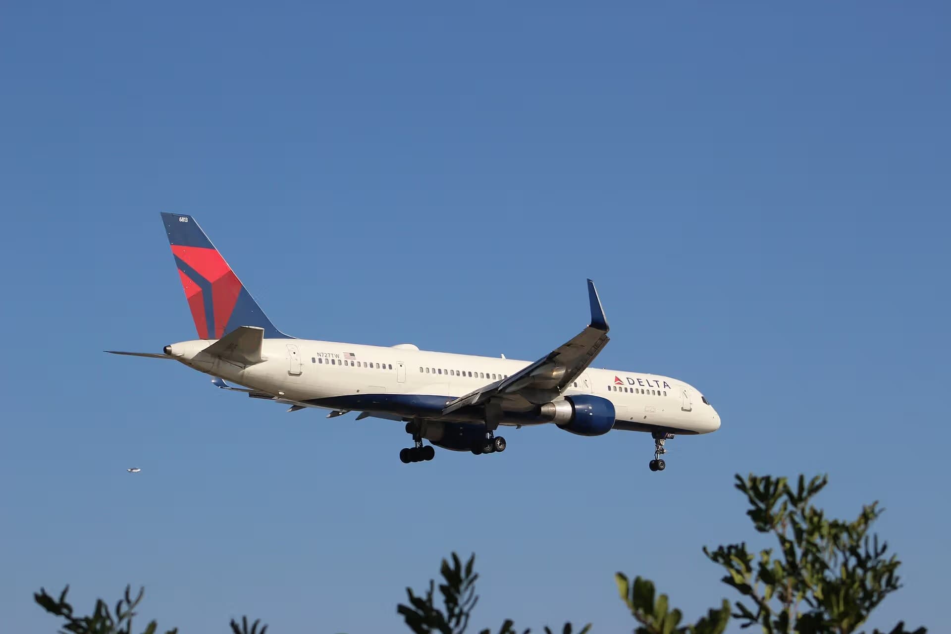 N727TW — Twin-engine aircraft