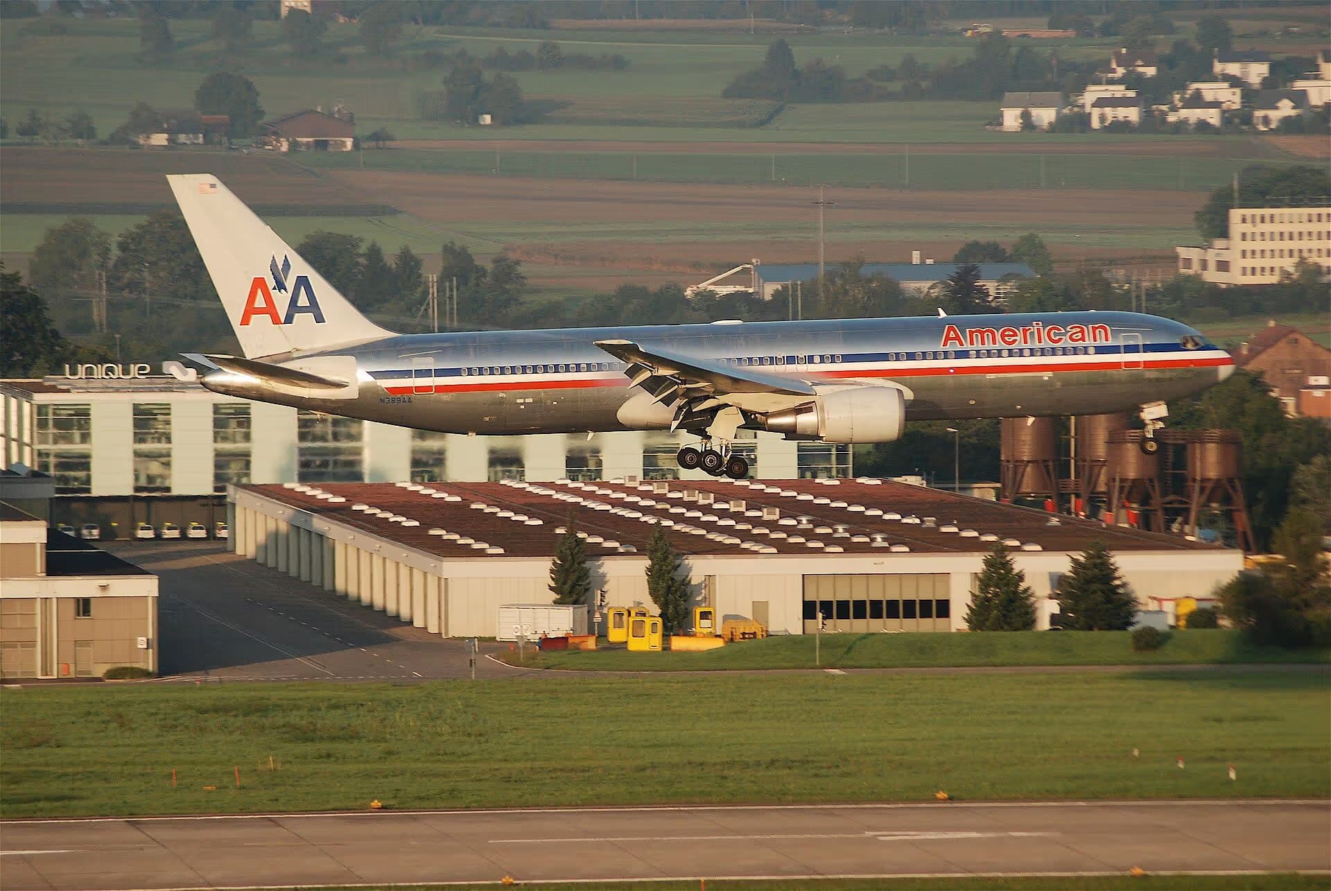 N389AA — Twin-engine aircraft