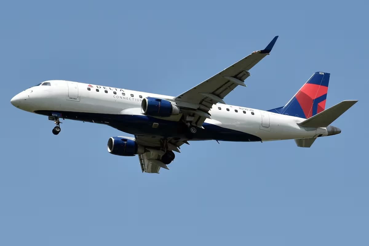 N210JQ — Twin-engine aircraft