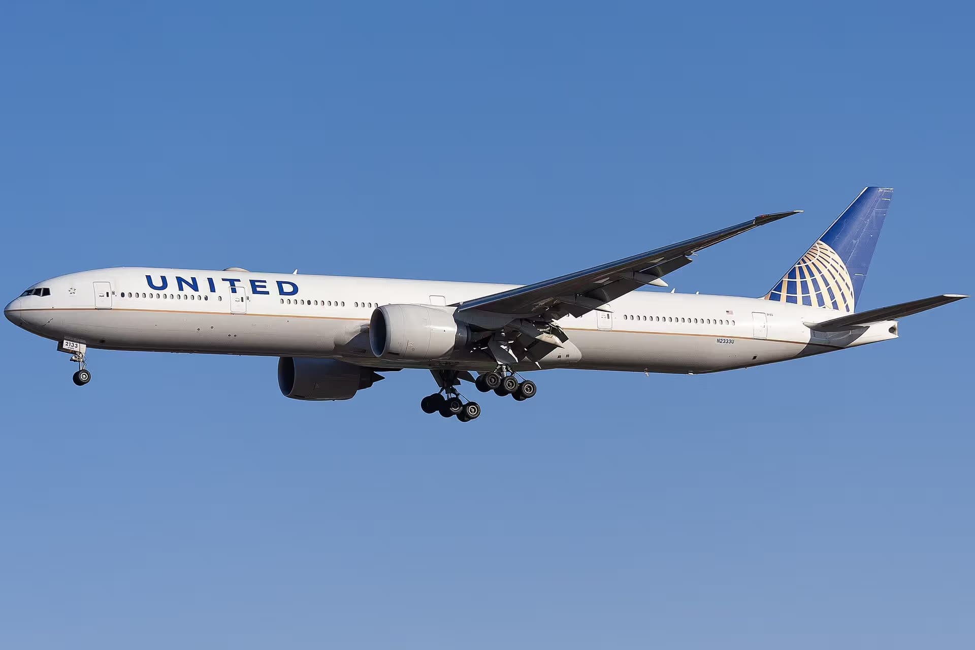N2333U — Twin-engine aircraft