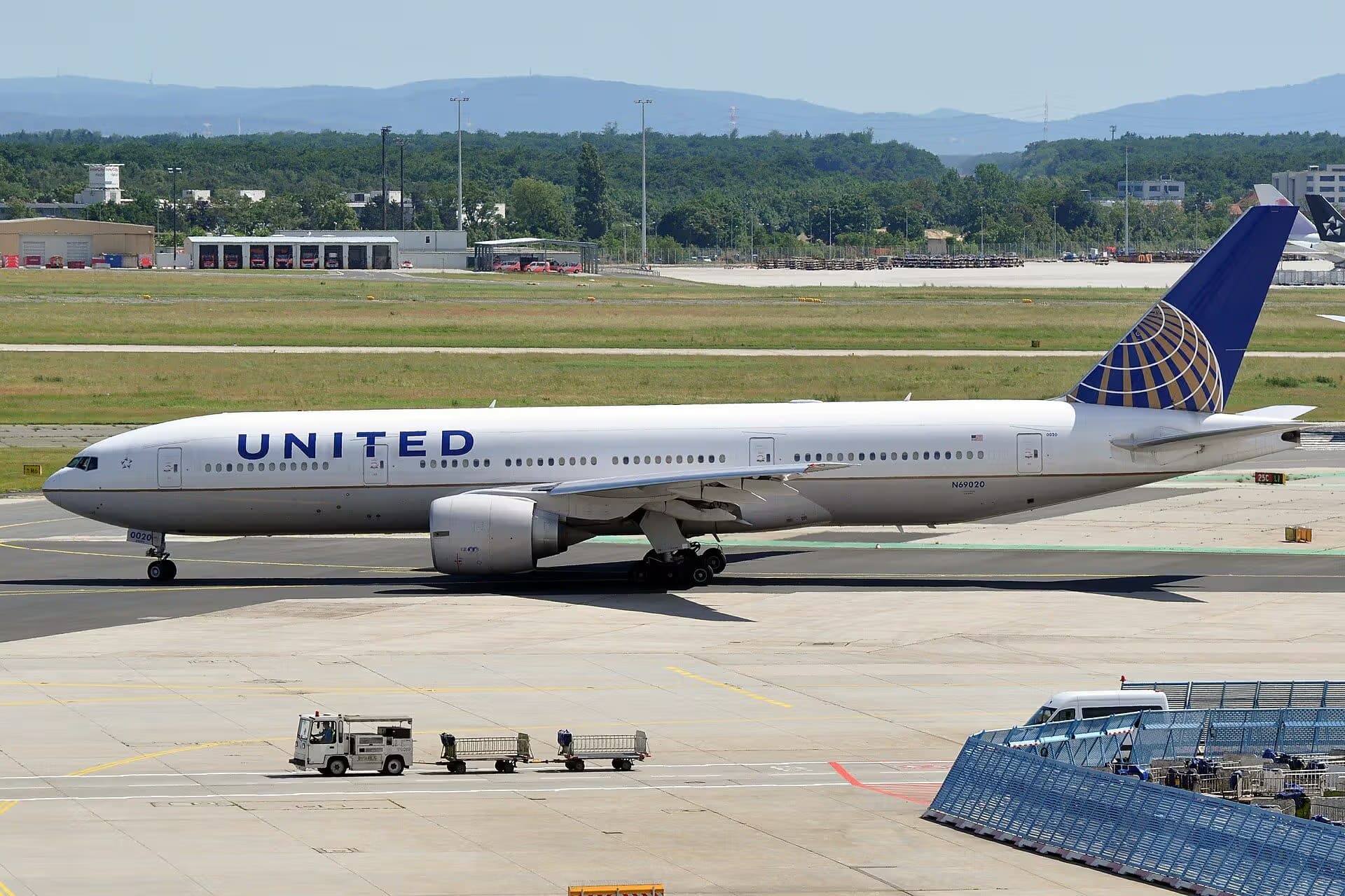 N69020 — Twin-engine aircraft