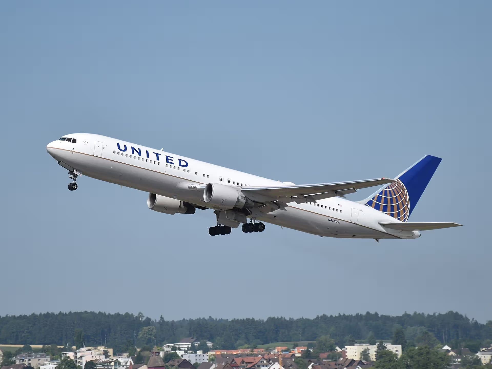 N659UA — Twin-engine aircraft