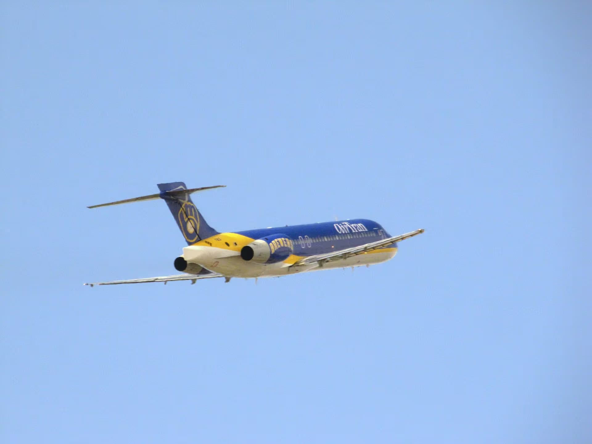 N932AT — Twin-engine aircraft