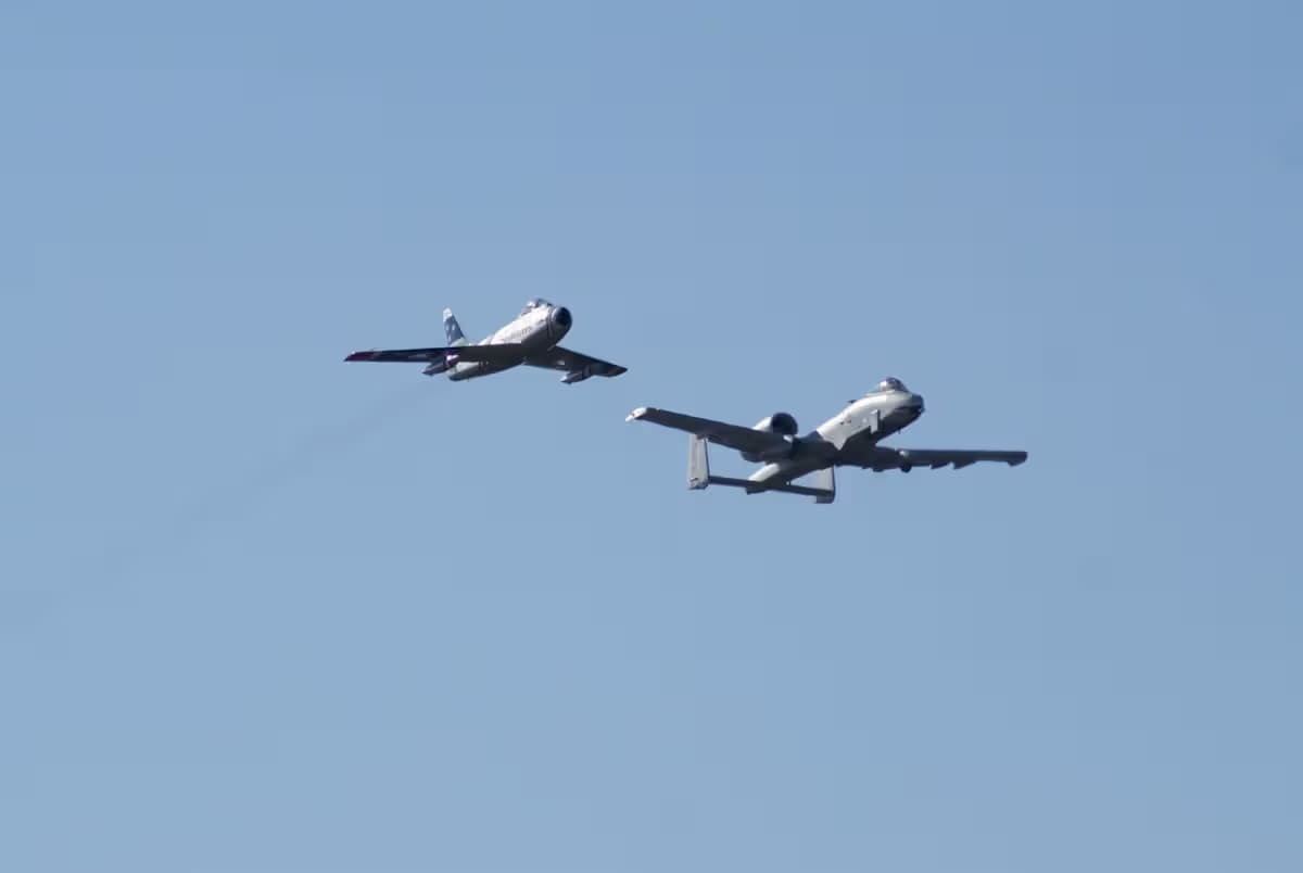 Unidentified — Twin-engine aircraft