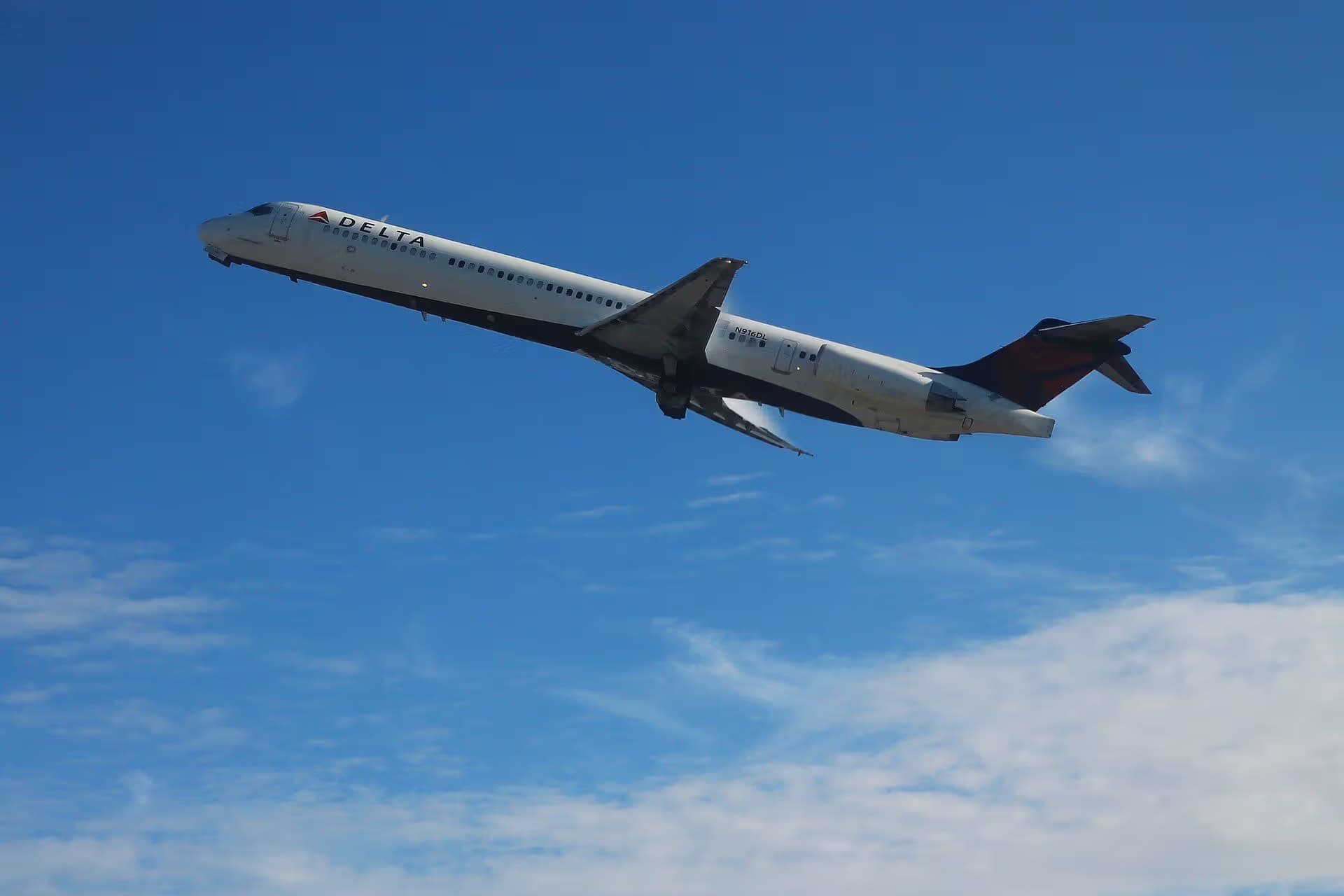 N916DL — Twin-engine aircraft