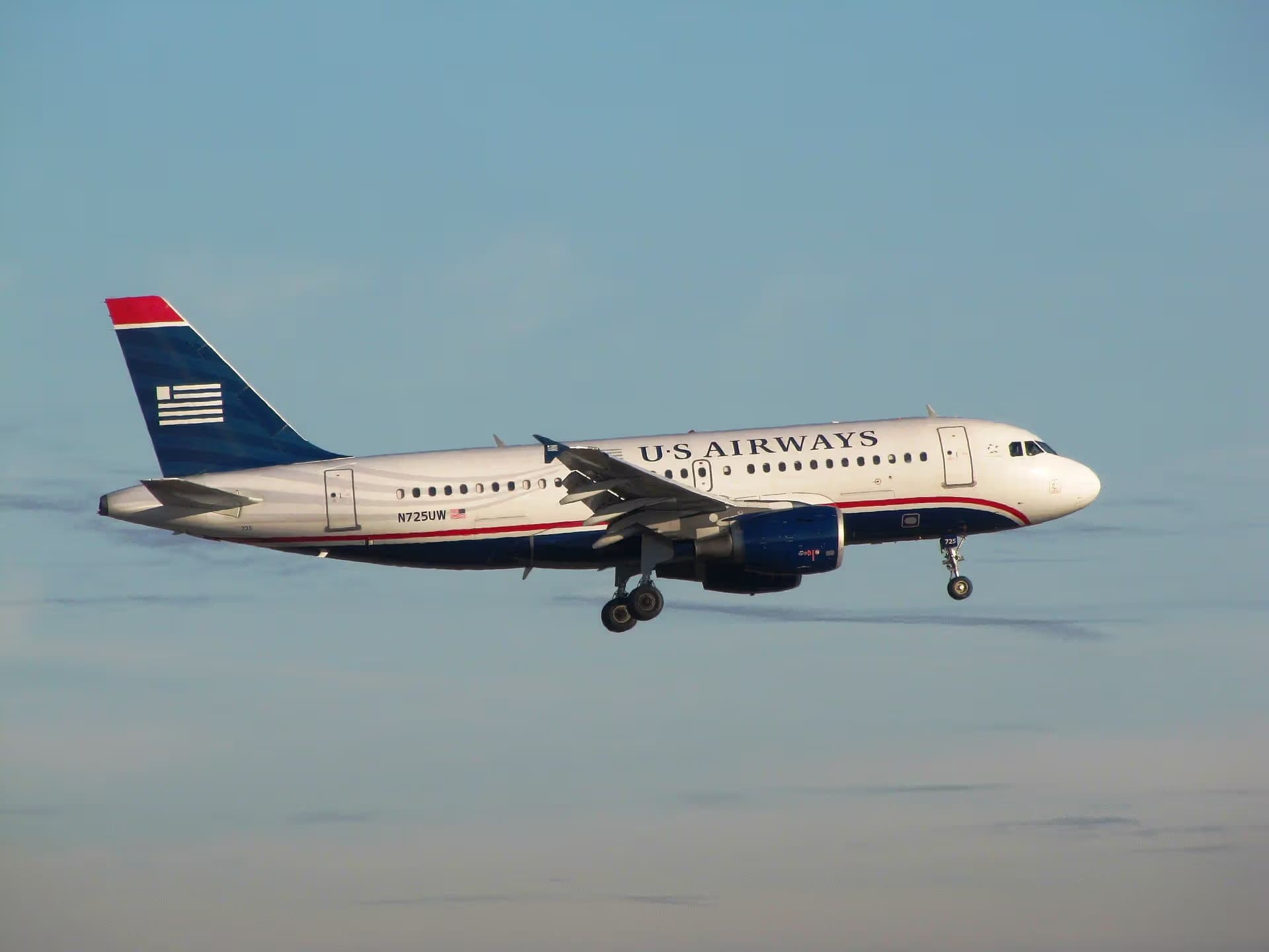N725UW — Twin-engine aircraft