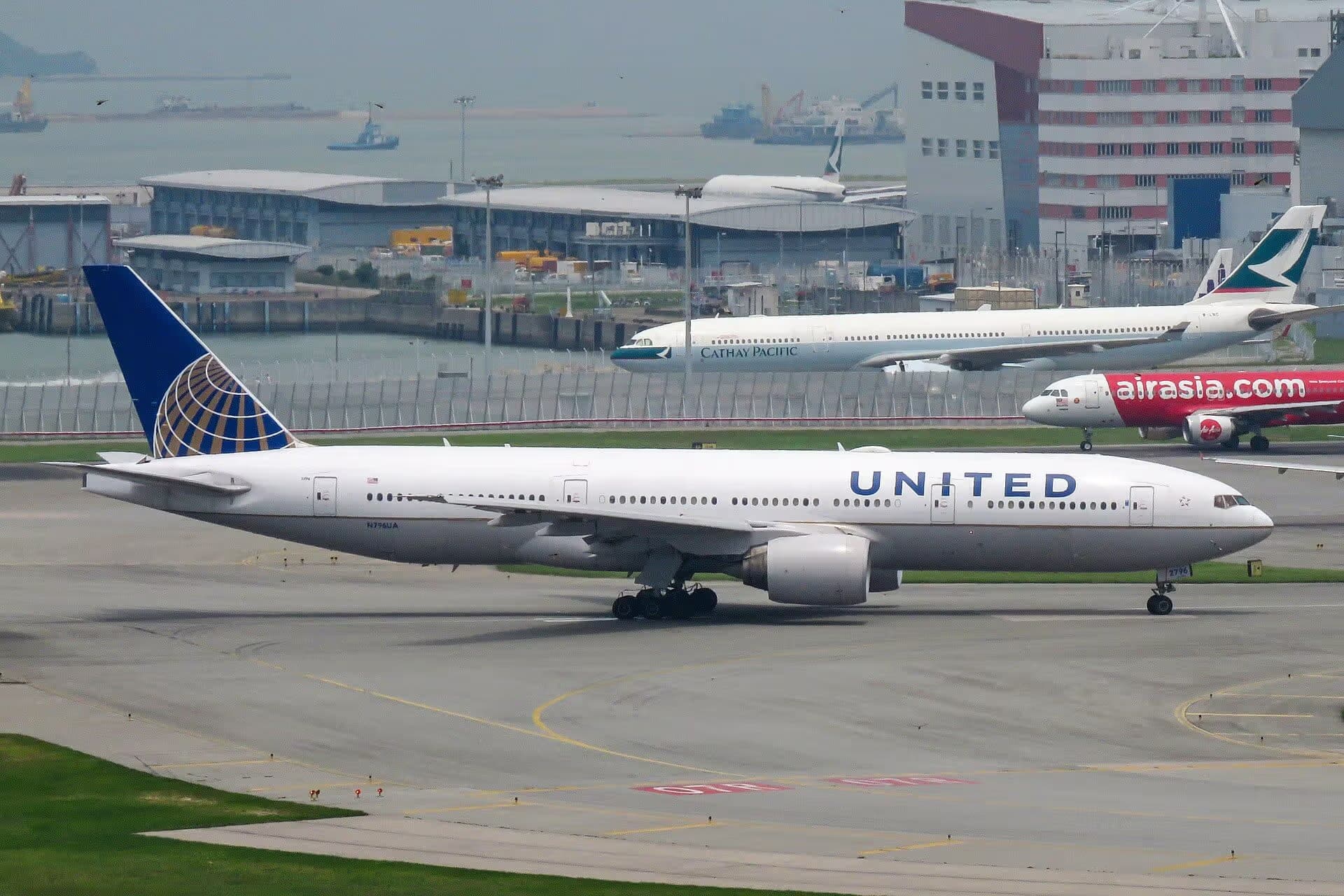 N796UA — Twin-engine aircraft