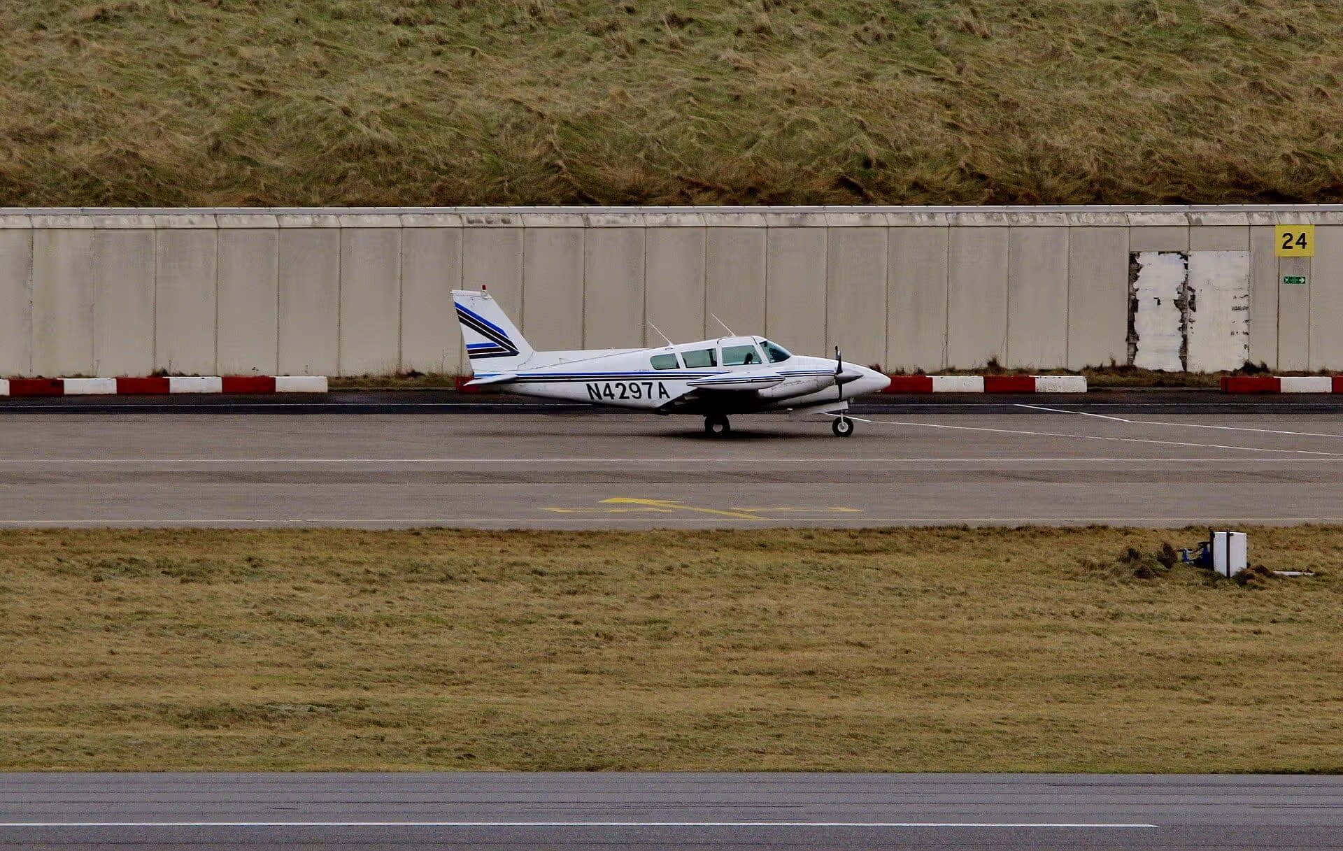 N4297A — Twin-engine aircraft