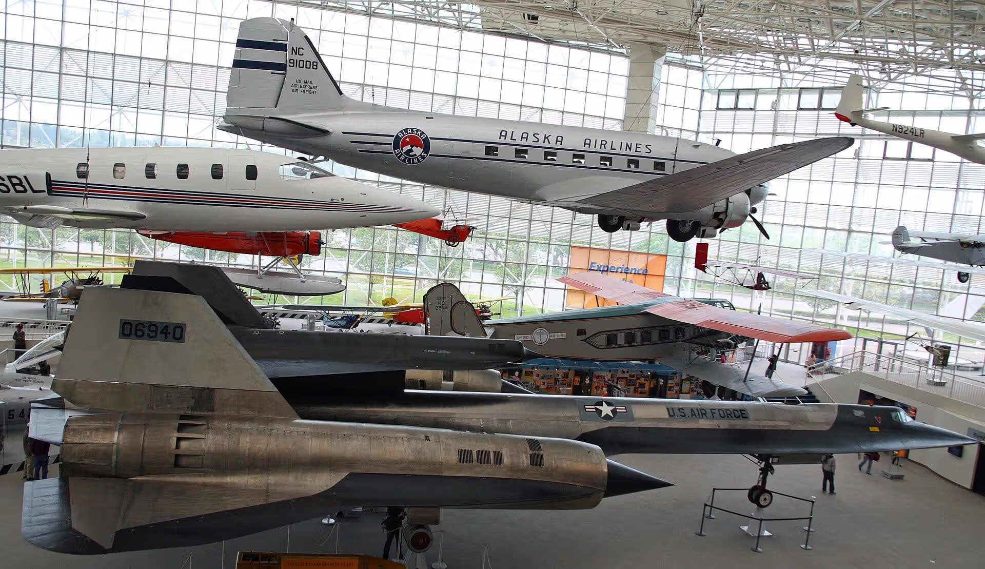 Unidentified — Twin-engine aircraft