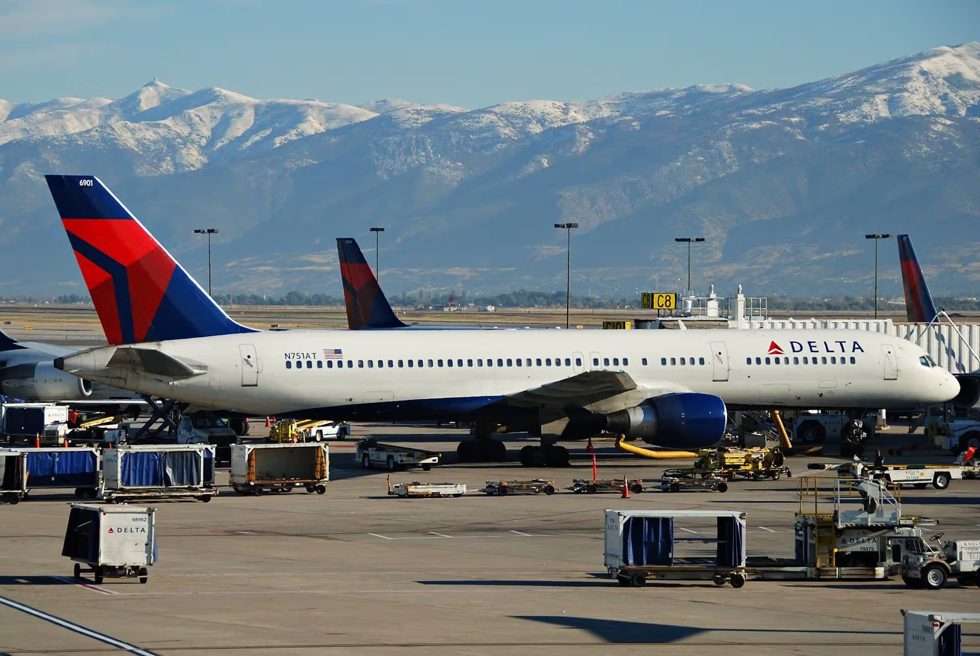N751AT — Twin-engine aircraft