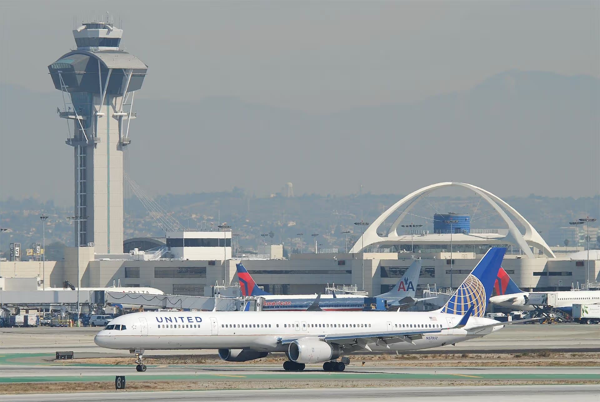N57852 — Twin-engine aircraft
