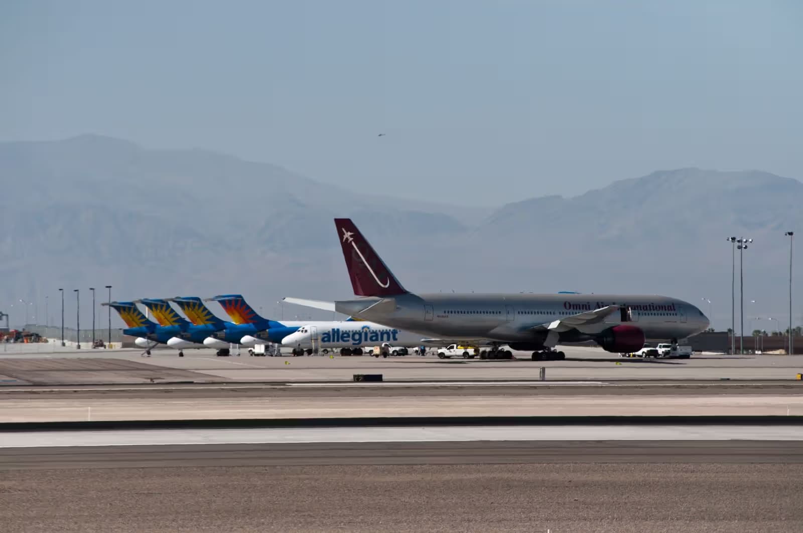 N789UA — Twin-engine aircraft