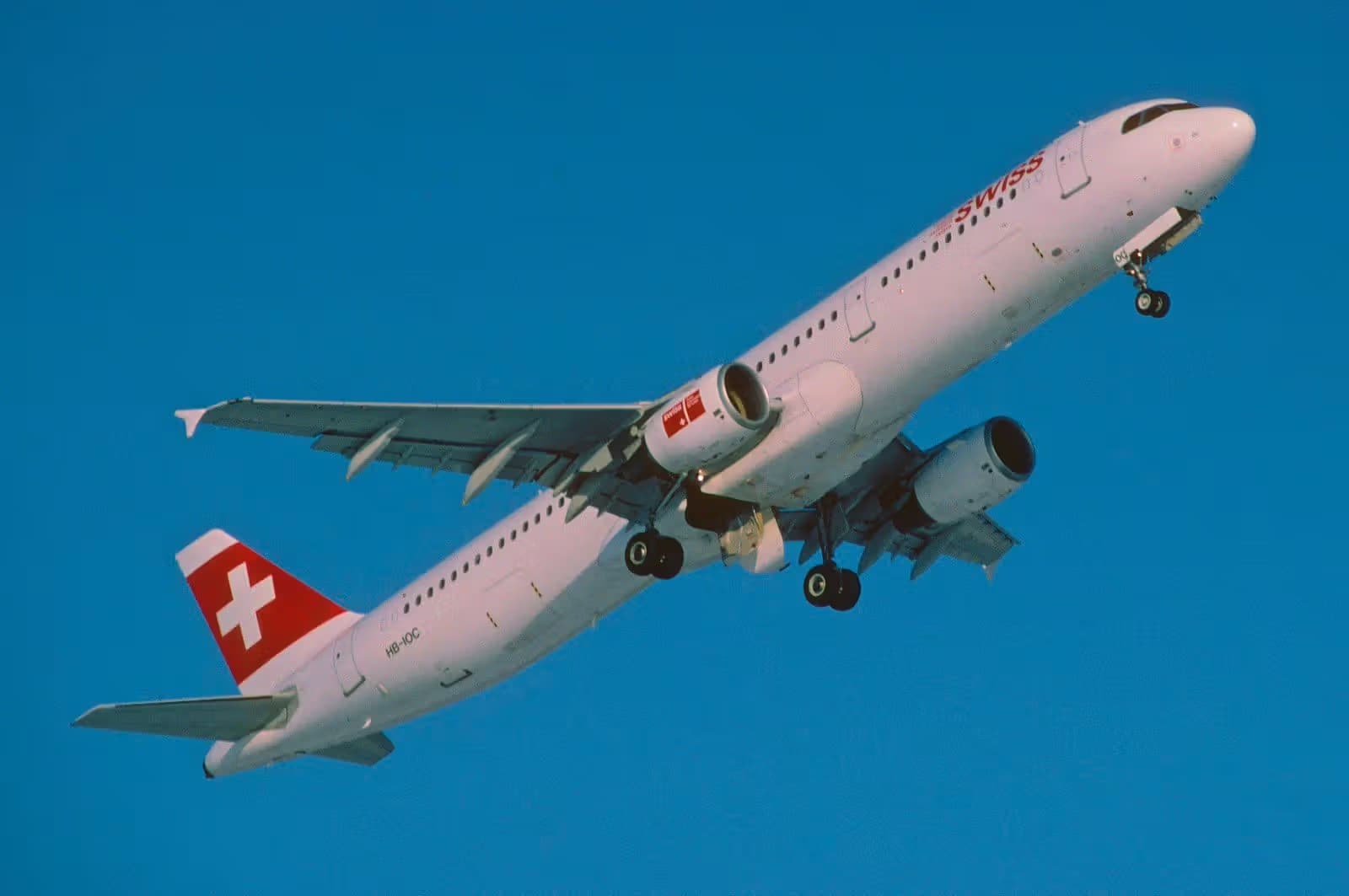 HB-IOC — Twin-engine aircraft
