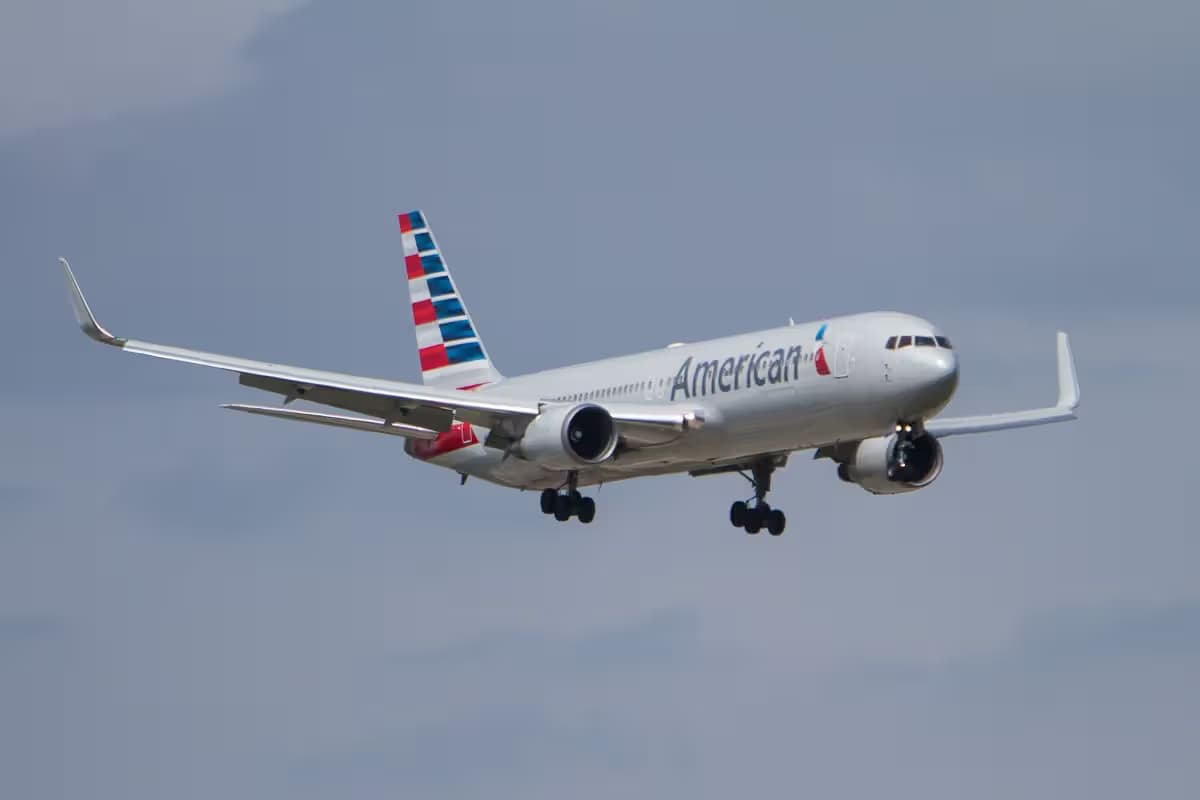N386AA — Twin-engine aircraft