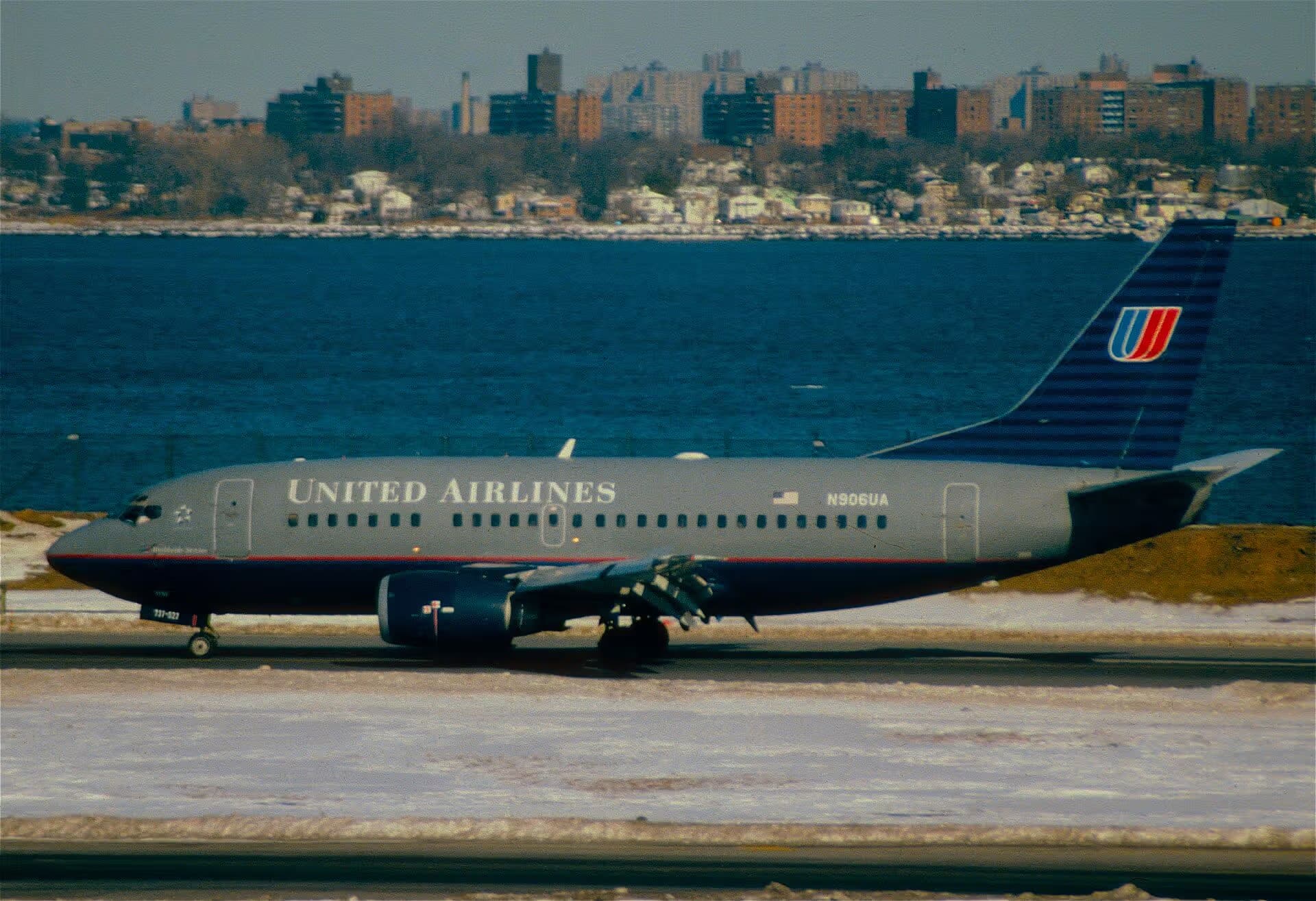 N906UA — Boeing