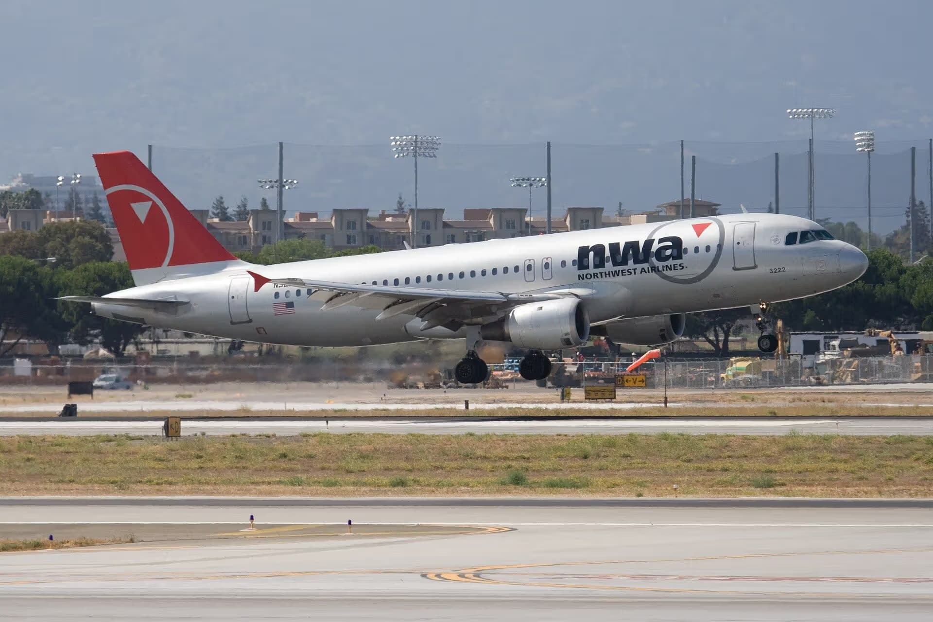 N322US — Twin-engine aircraft