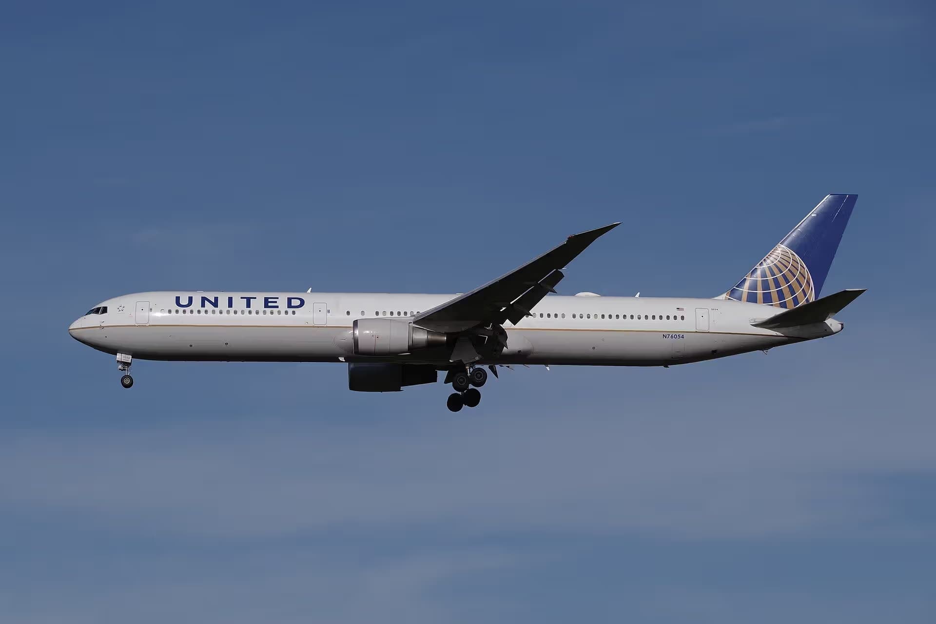 N76054 — Twin-engine aircraft