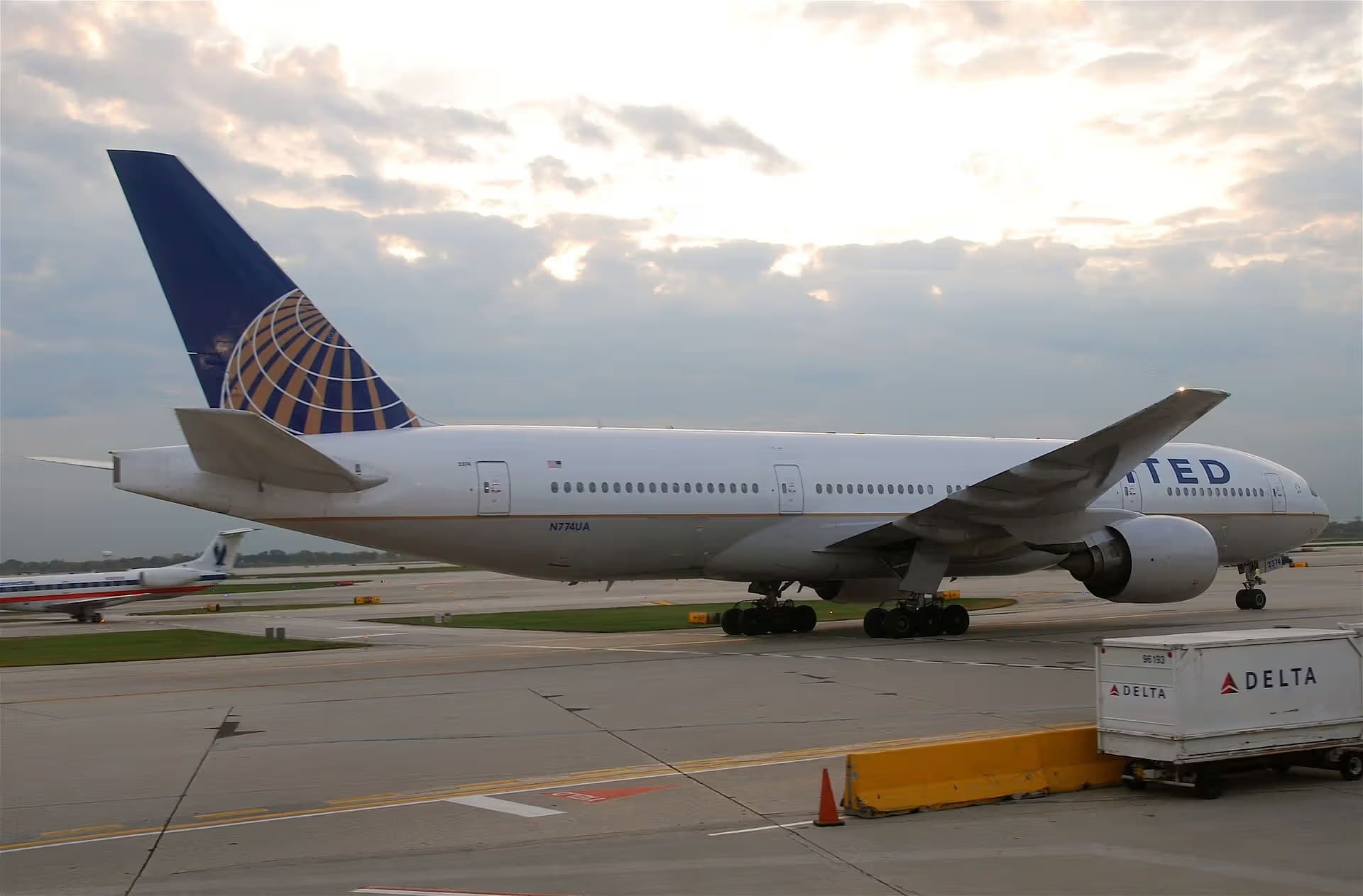 N774UA — Twin-engine aircraft