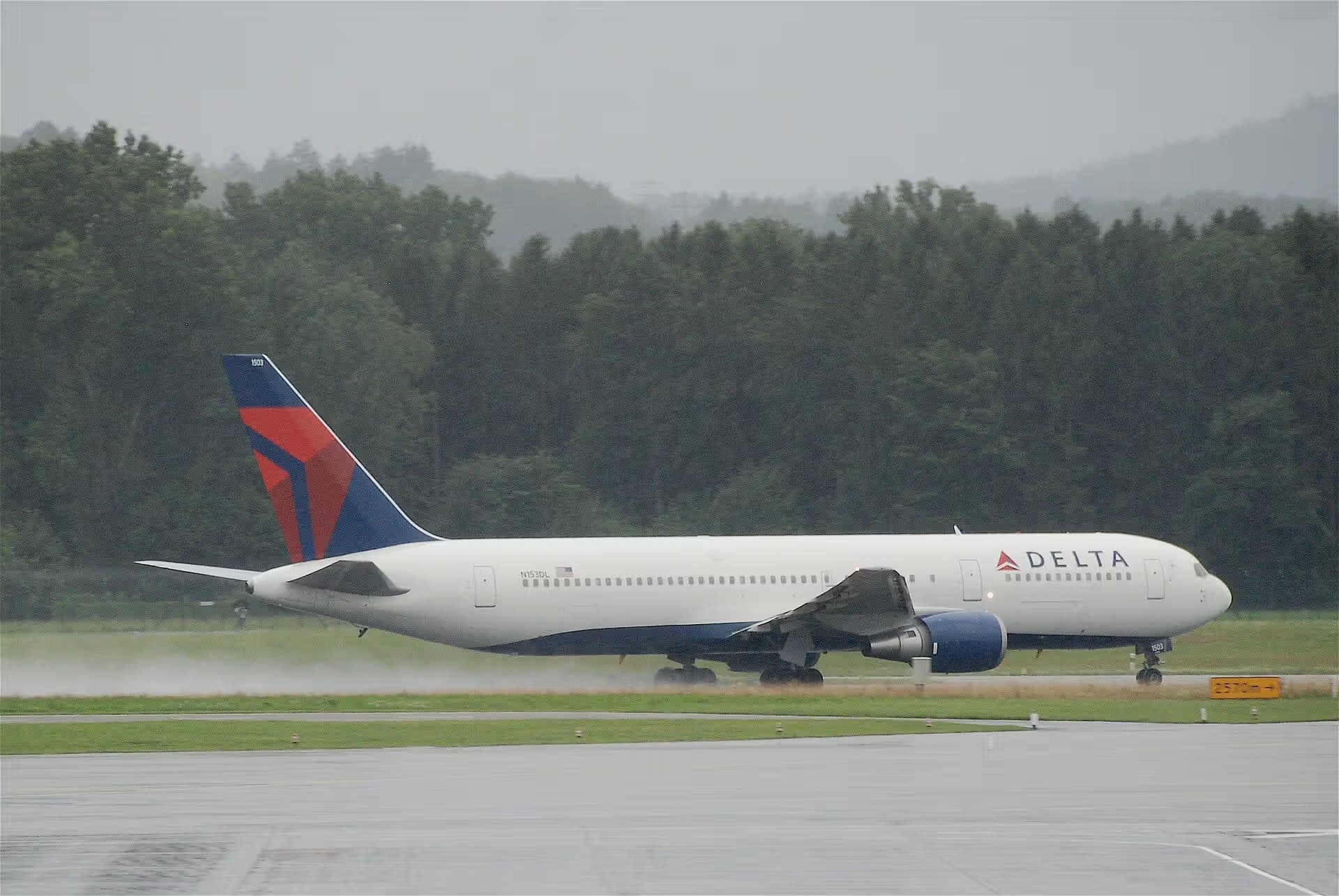 N153DL — Twin-engine aircraft