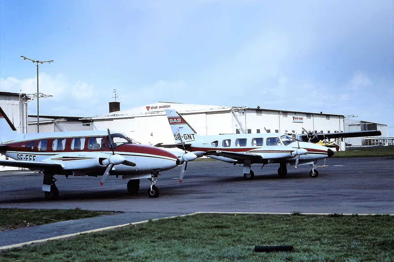 SE-FEE — Twin-engine aircraft