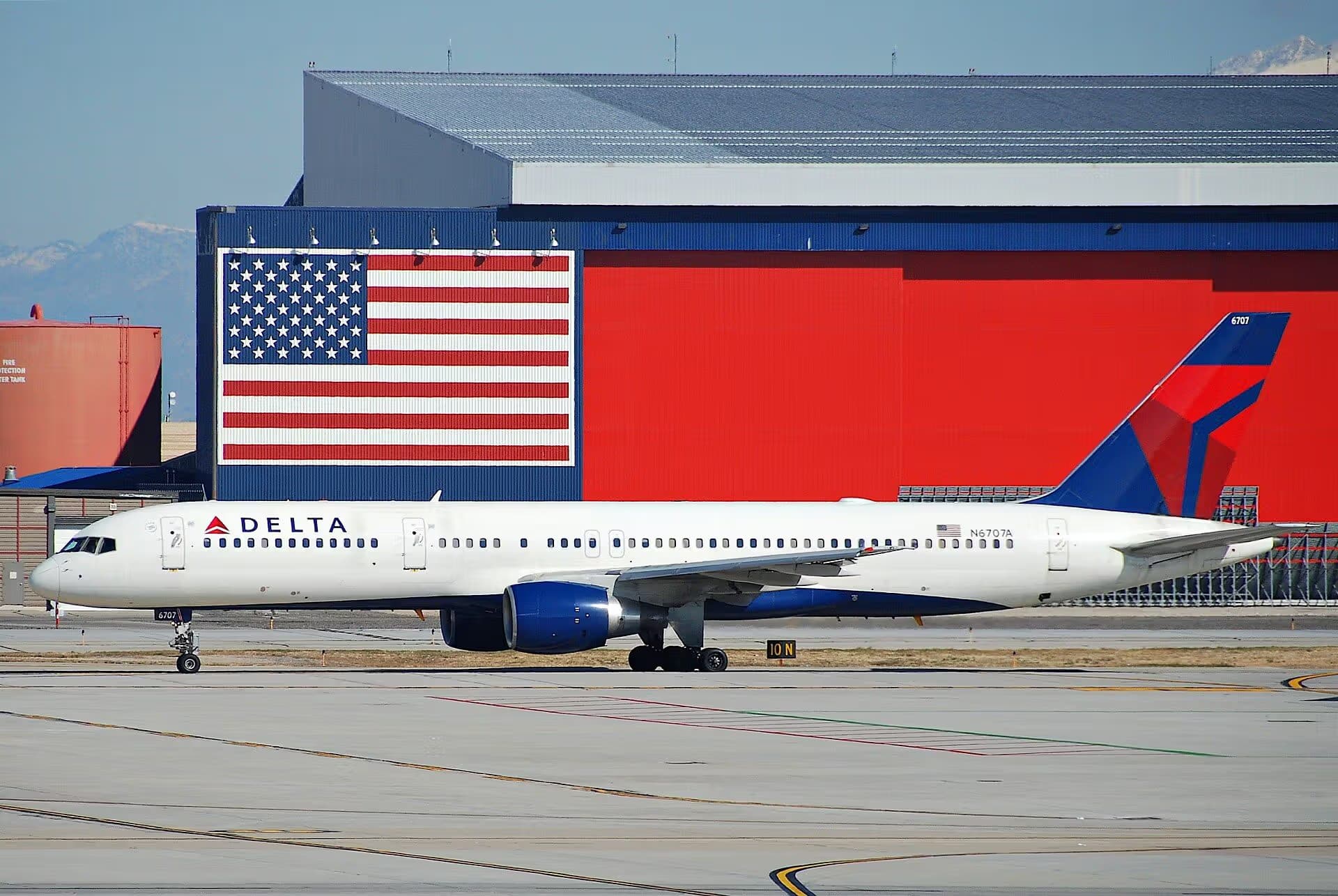 N6707A — Twin-engine aircraft