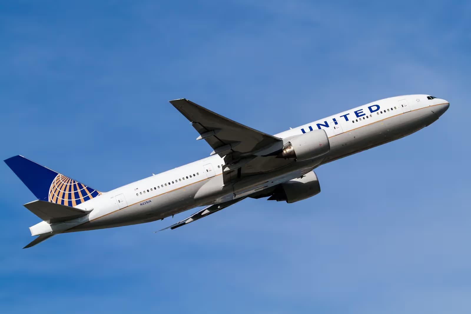 N221UA — Twin-engine aircraft