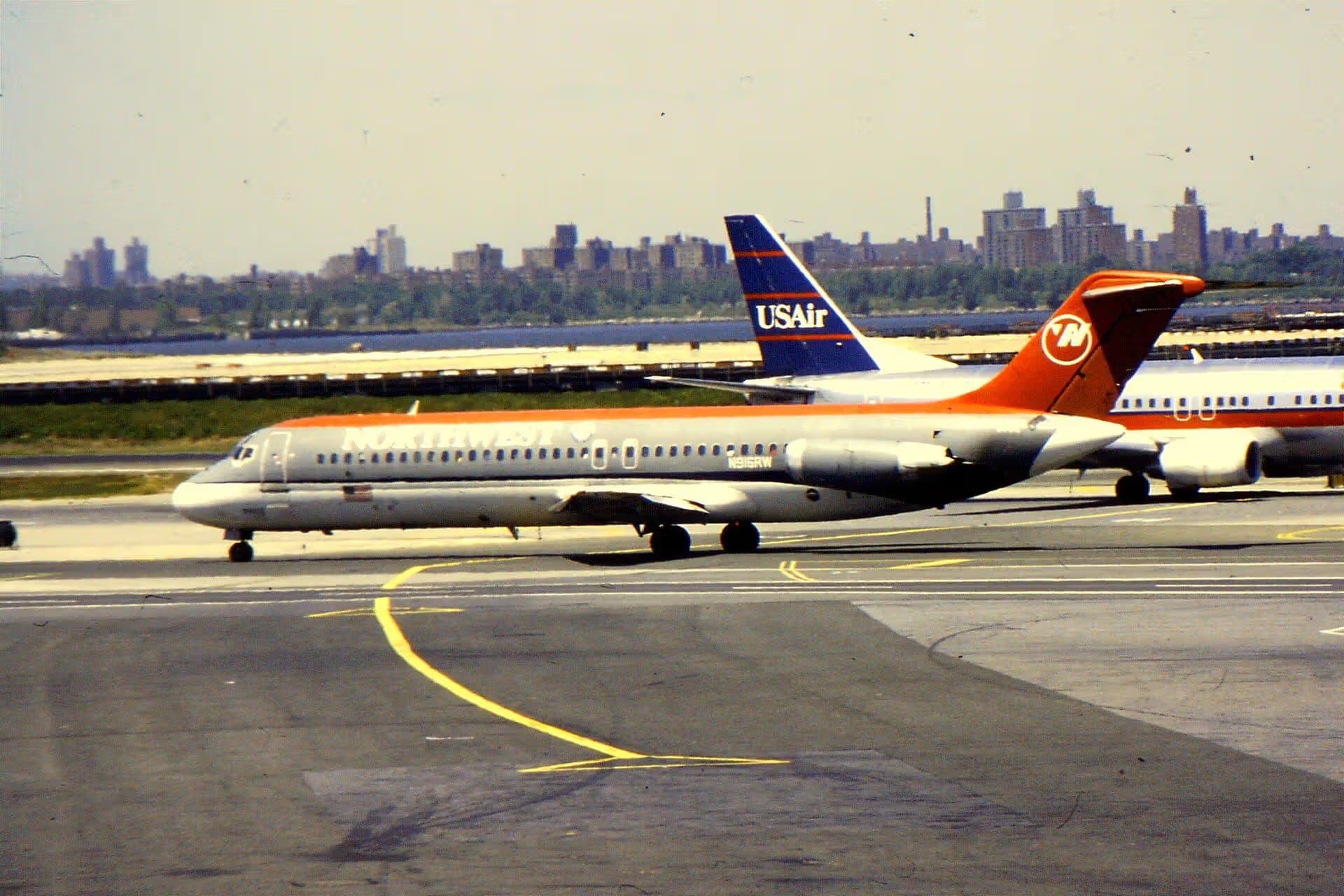 N916RW — Twin-engine aircraft
