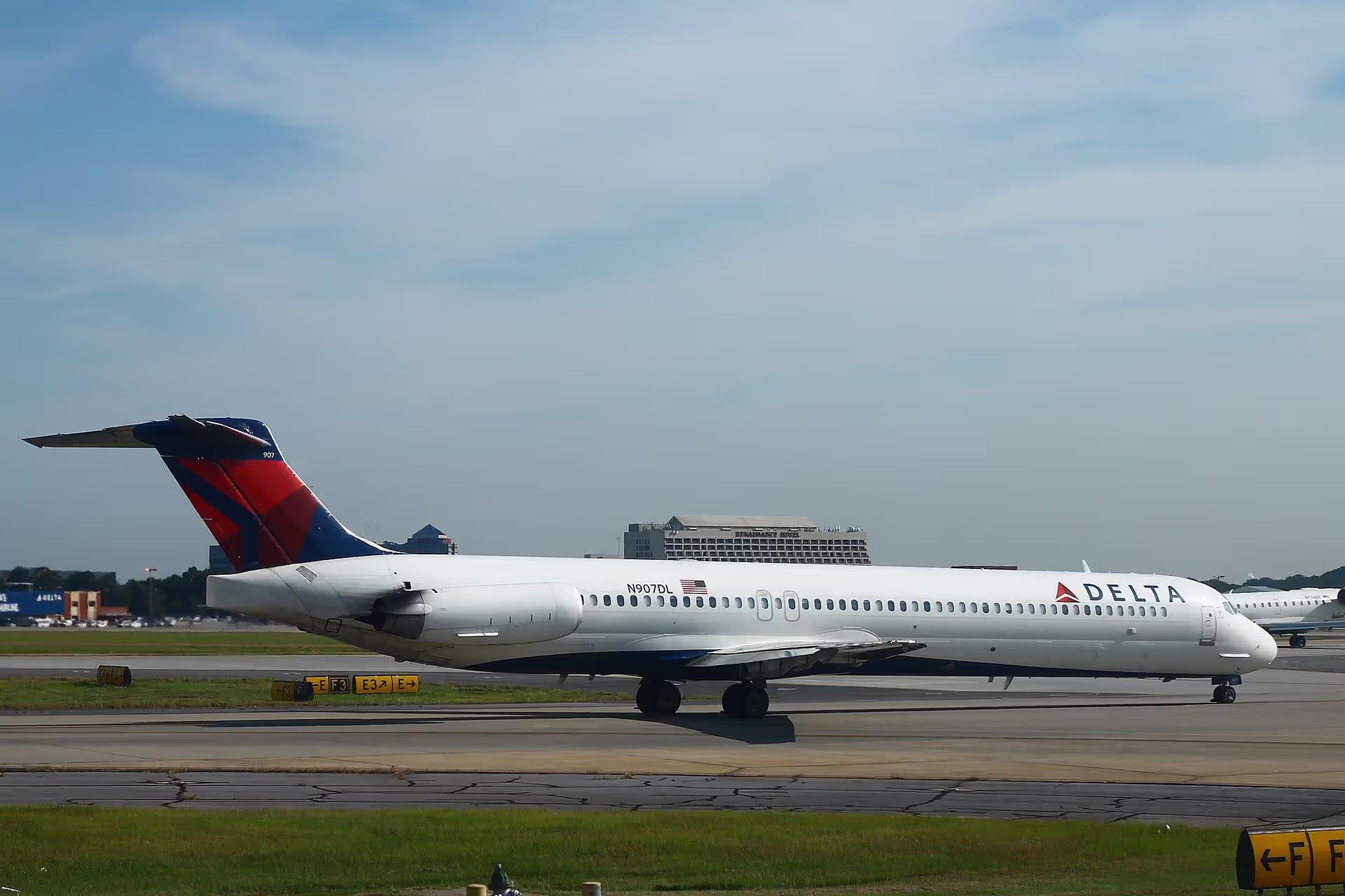 N907DL — Twin-engine aircraft
