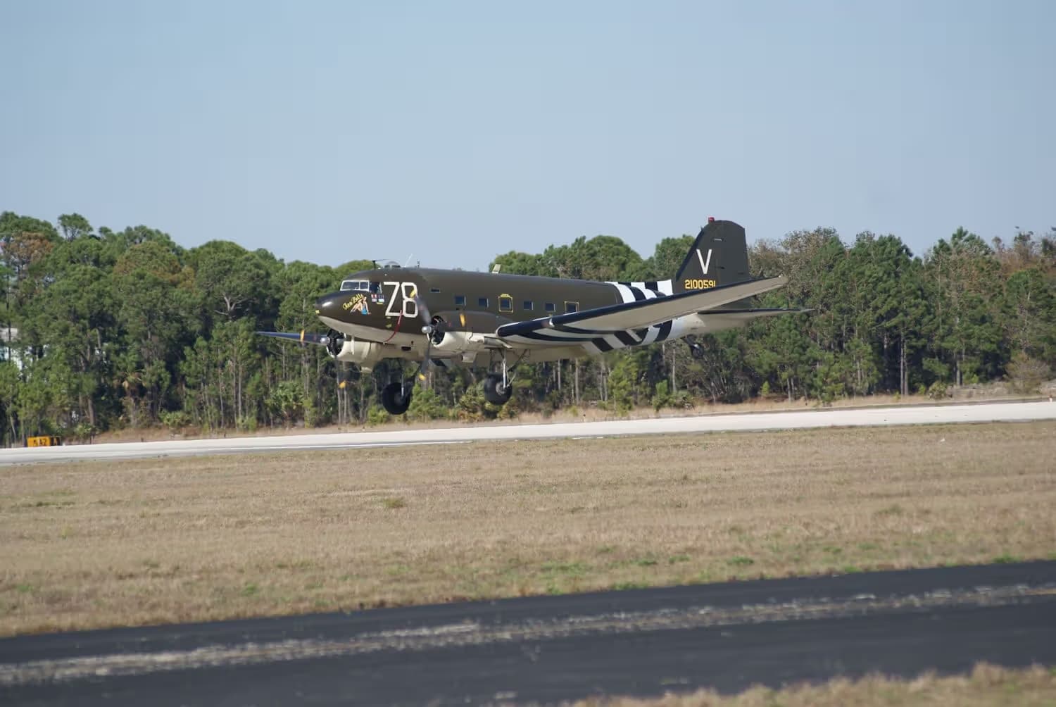 Unidentified — Twin-engine aircraft