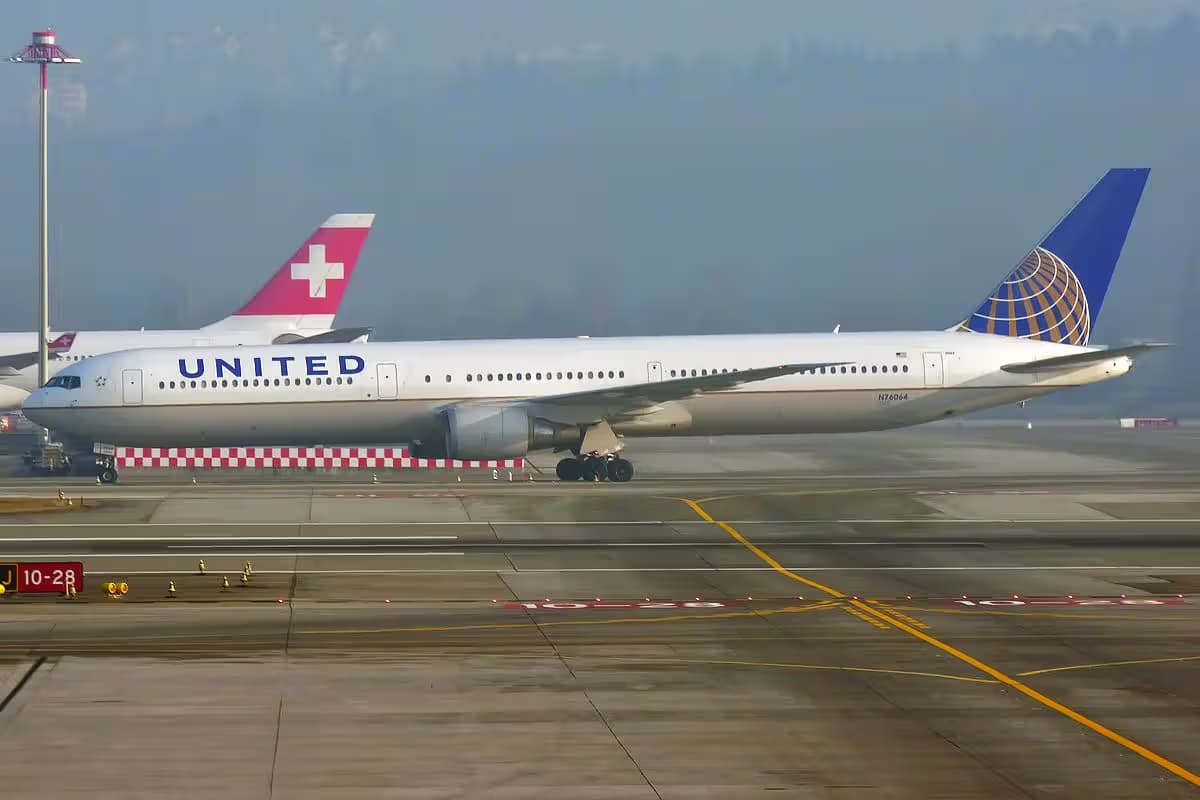 N76064 — Twin-engine aircraft