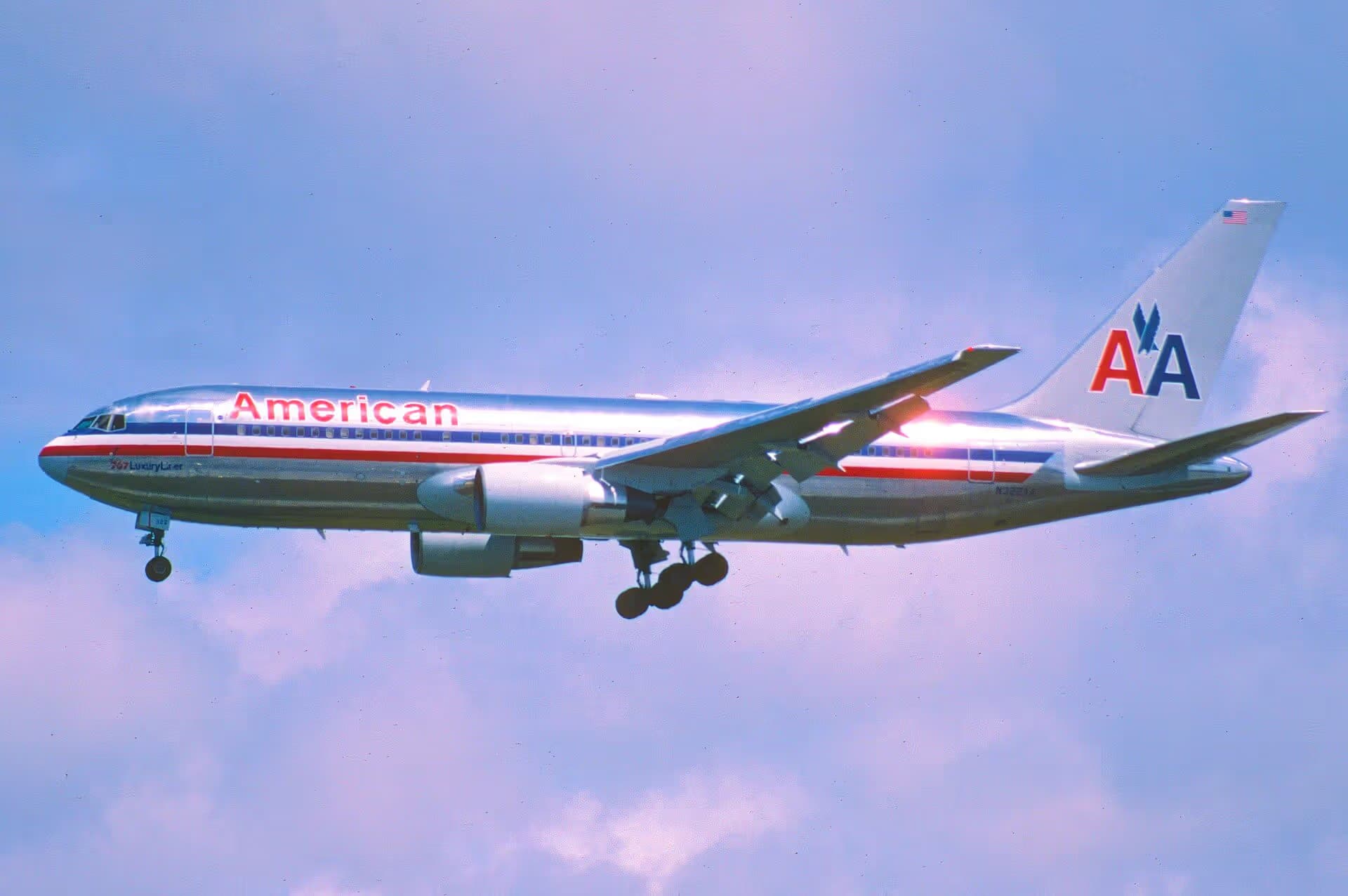 N322AA — Twin-engine aircraft