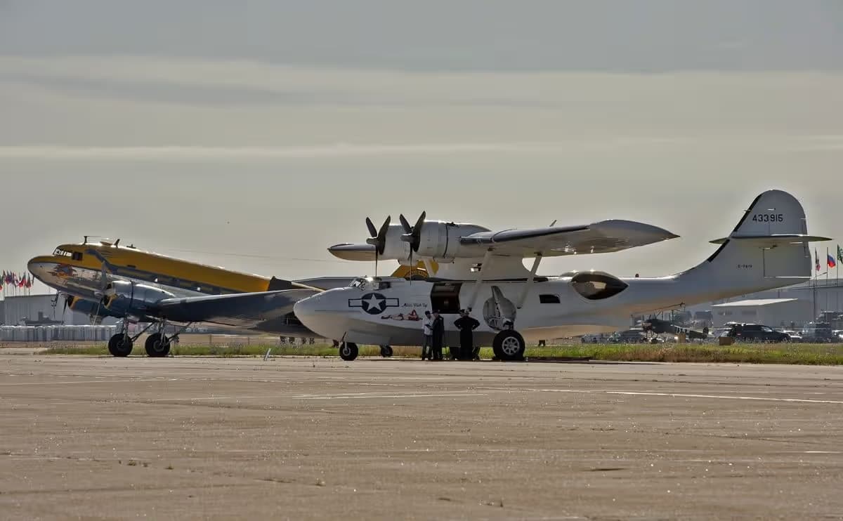 Unidentified — Twin-engine aircraft