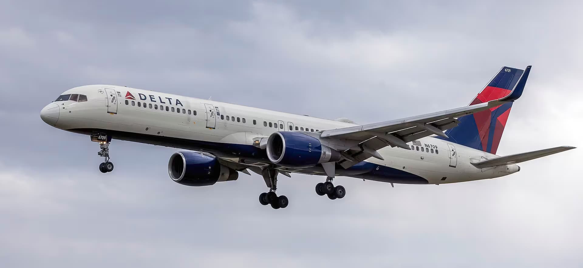 N6709 — Twin-engine aircraft