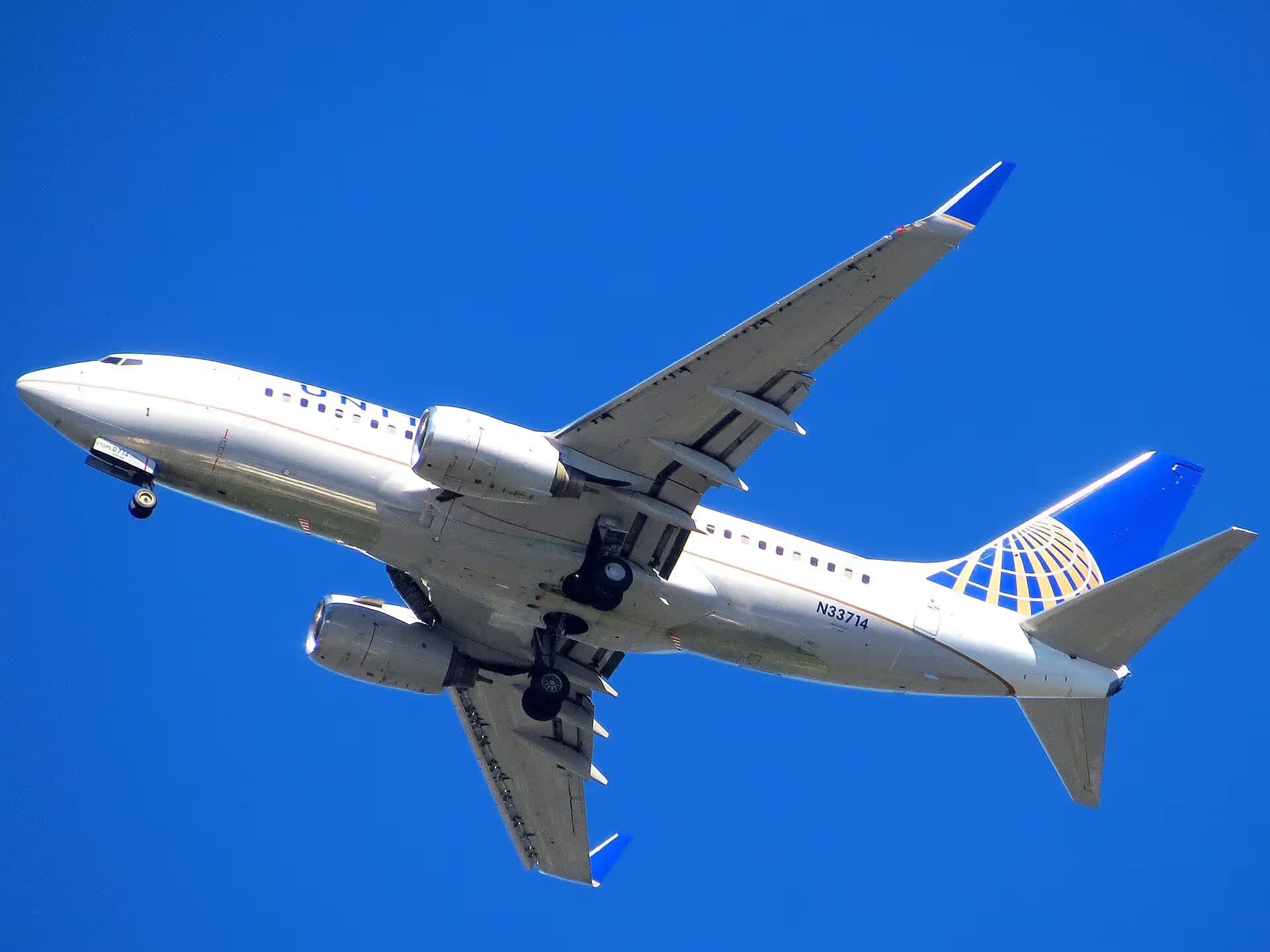 N33714 — Twin-engine aircraft