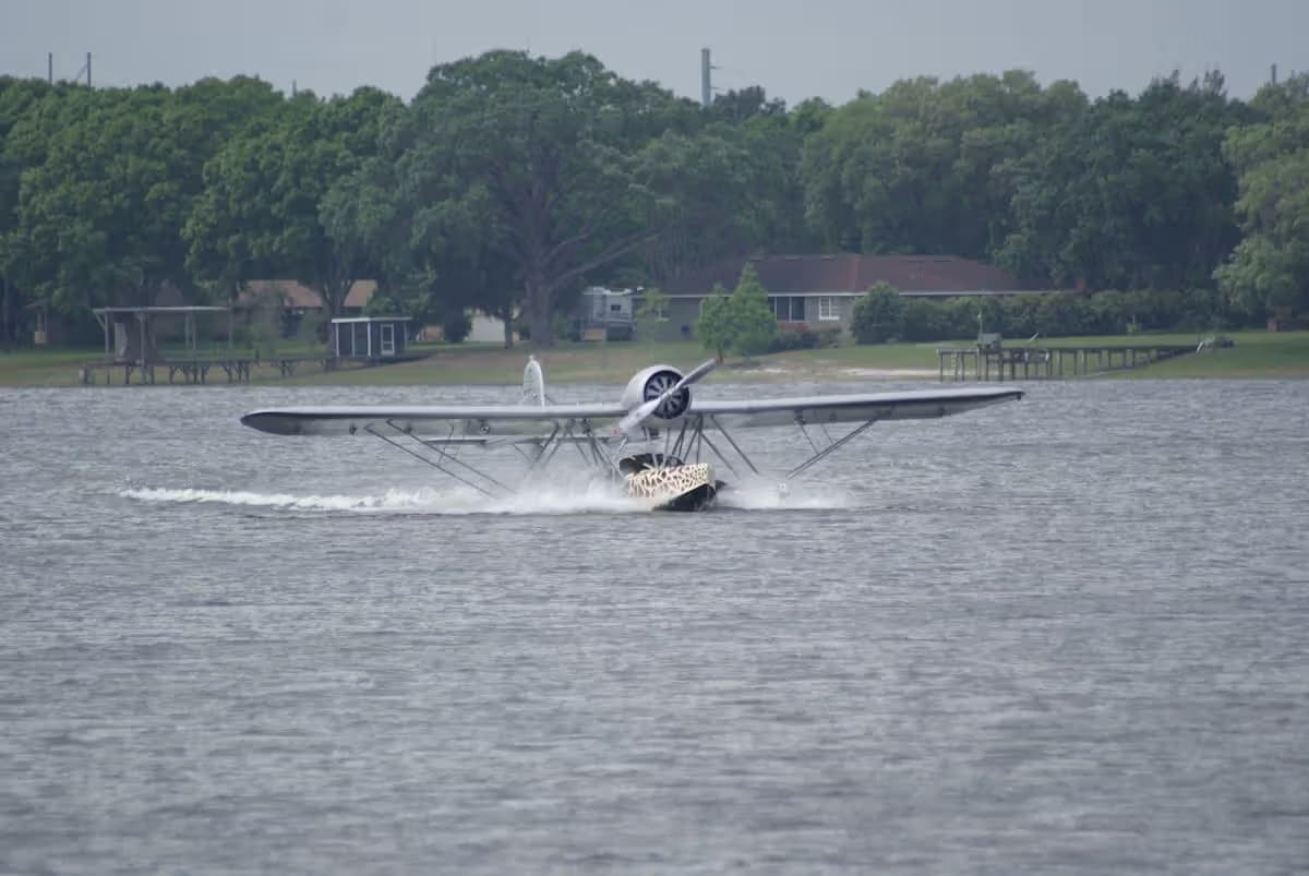 Unidentified — Single-engine aircraft