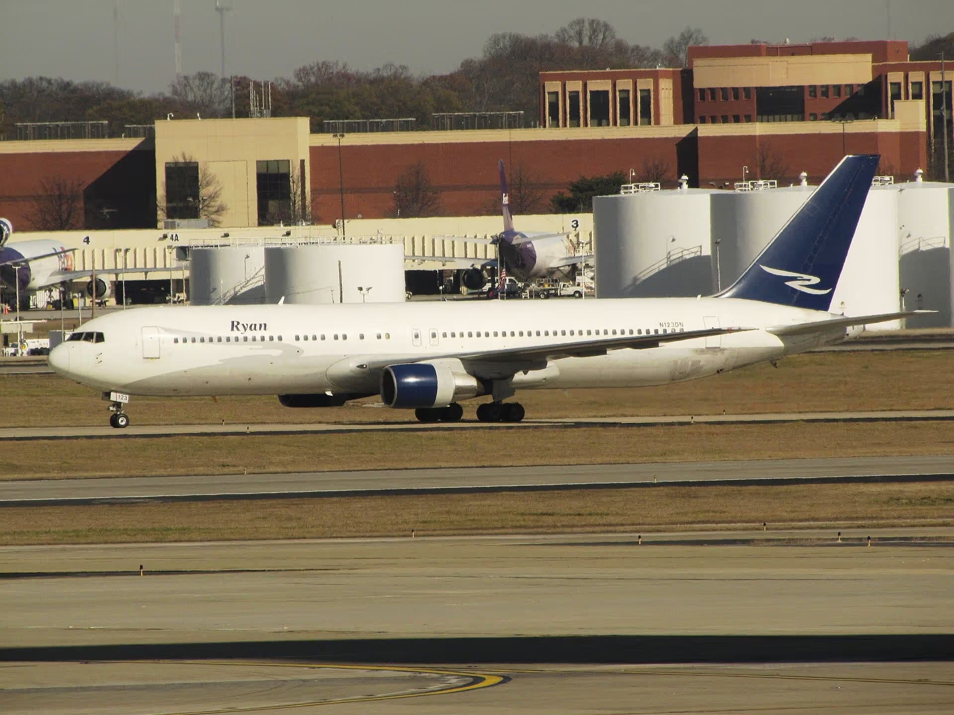 N123DN — Twin-engine aircraft