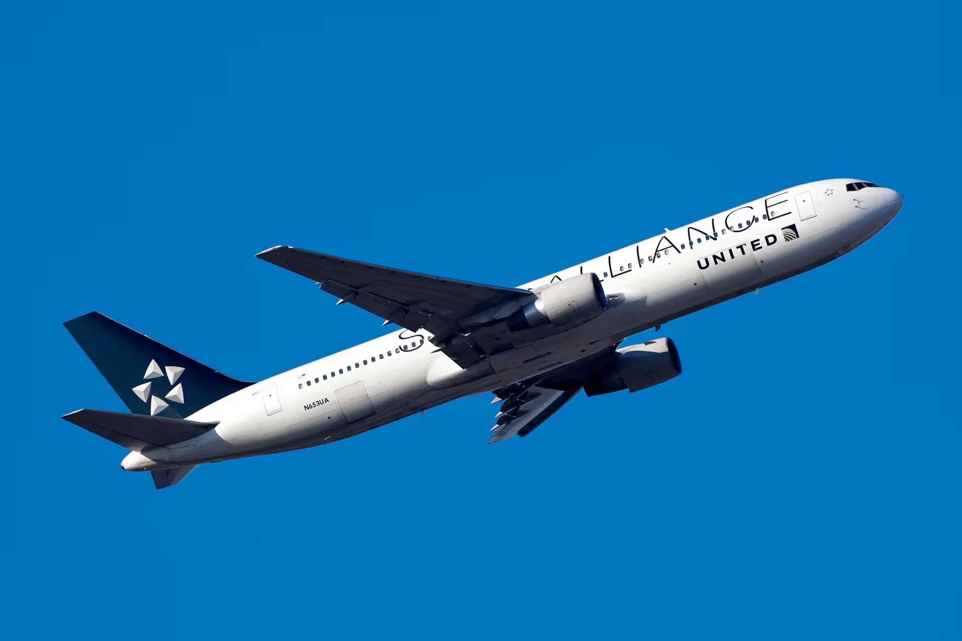 N653UA — Twin-engine aircraft