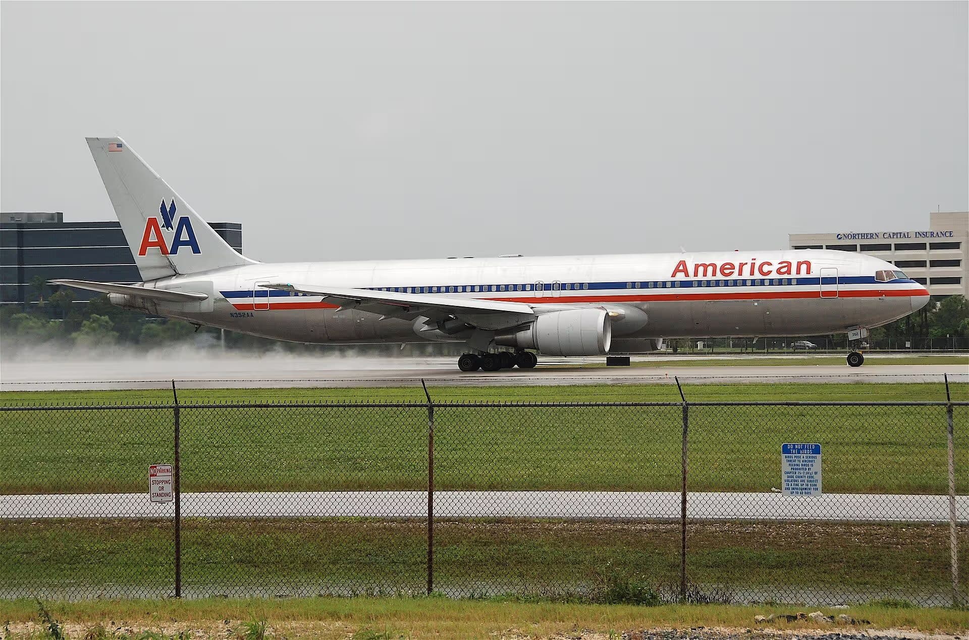 N352AA — Twin-engine aircraft