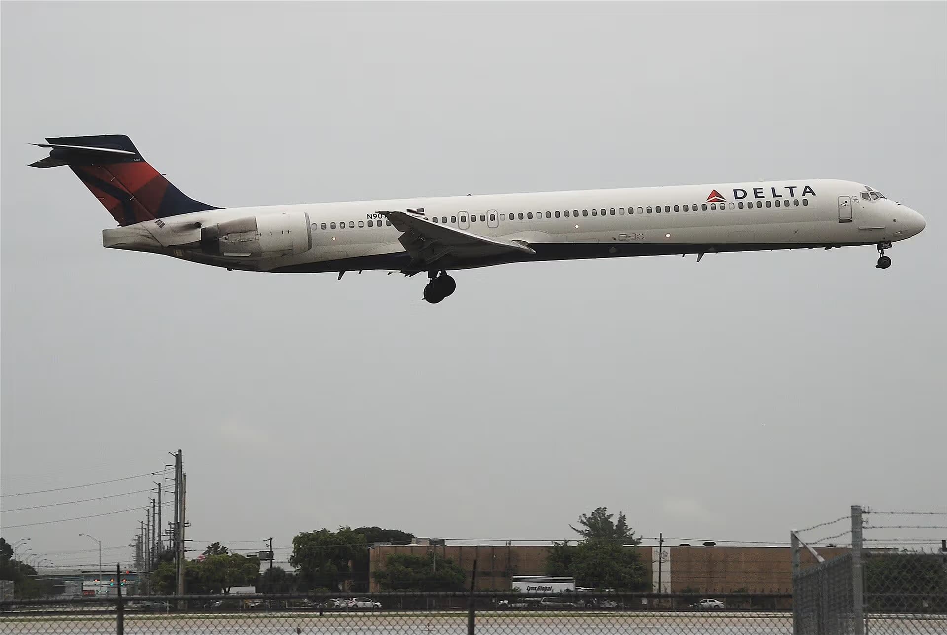 N907DA — Douglas
