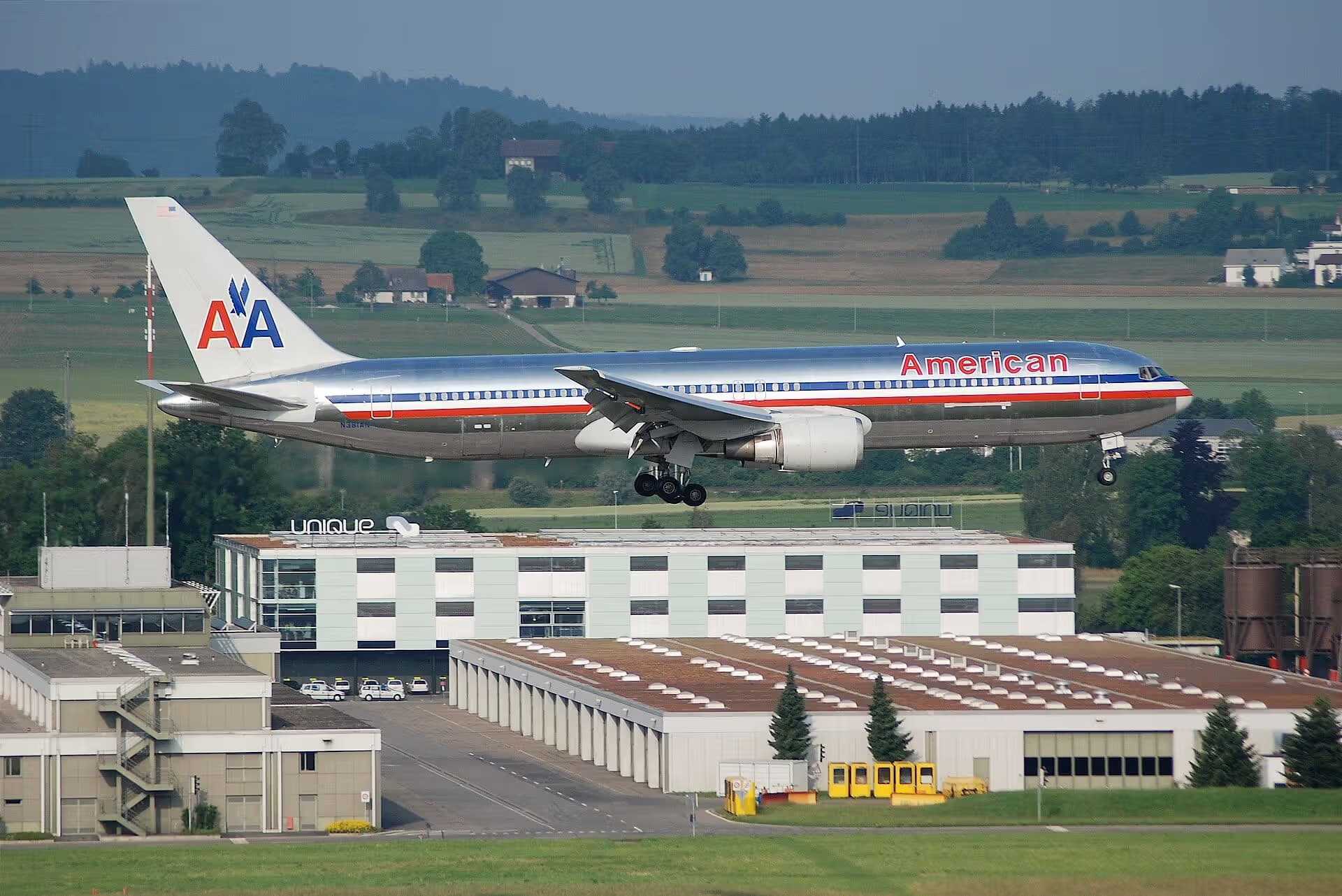 N381AN — Twin-engine aircraft