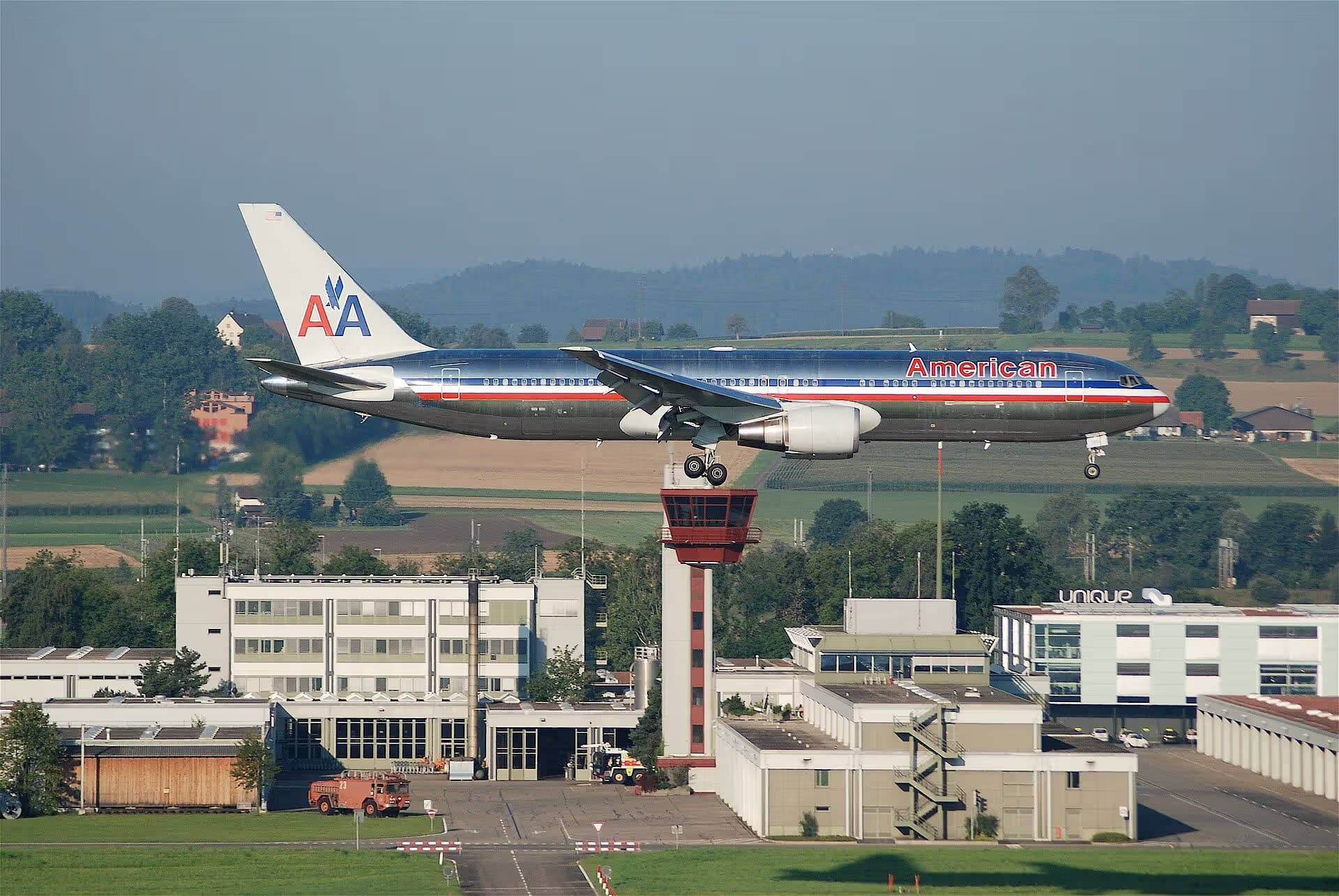 N352AA — Twin-engine aircraft