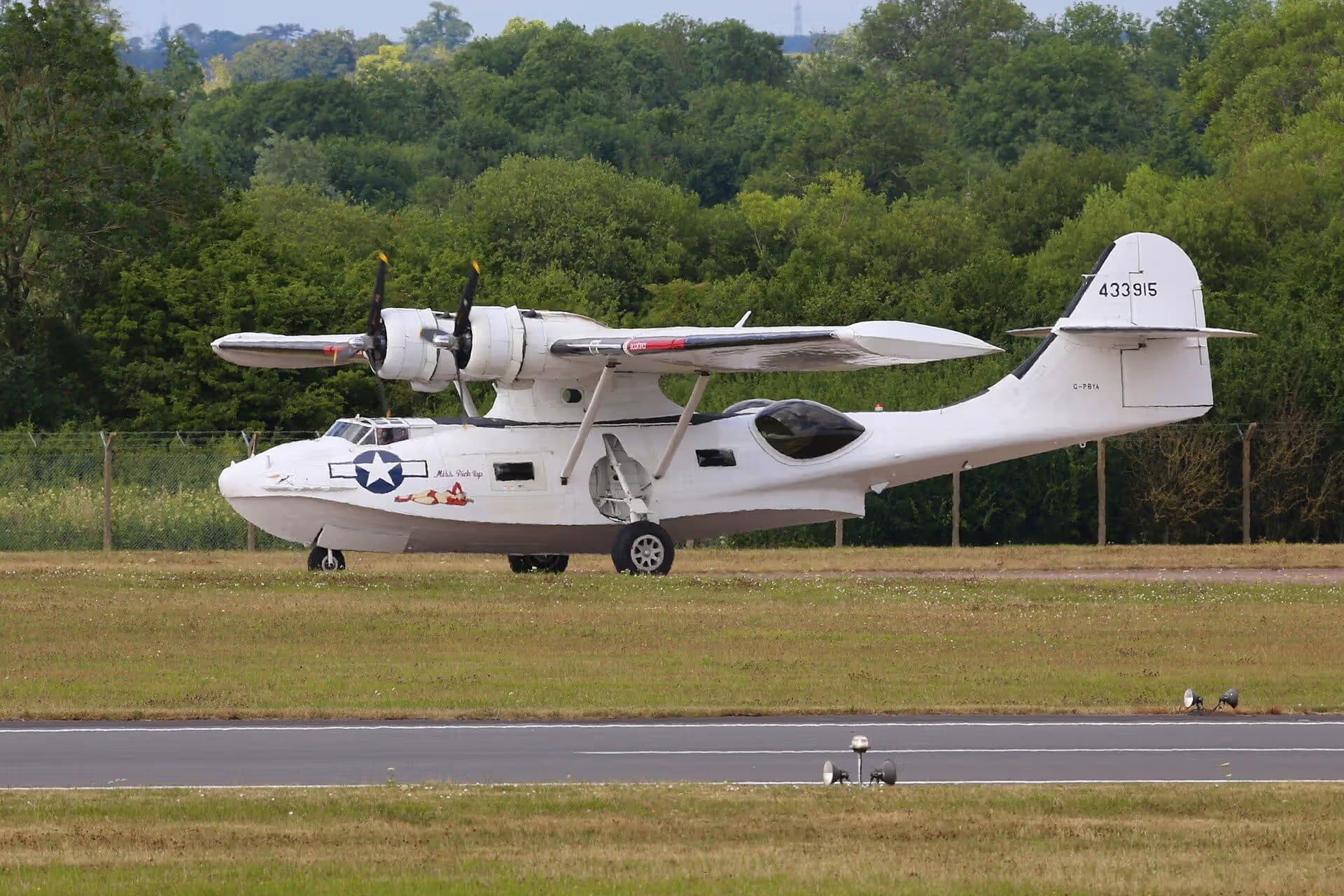 Unidentified — Twin-engine aircraft